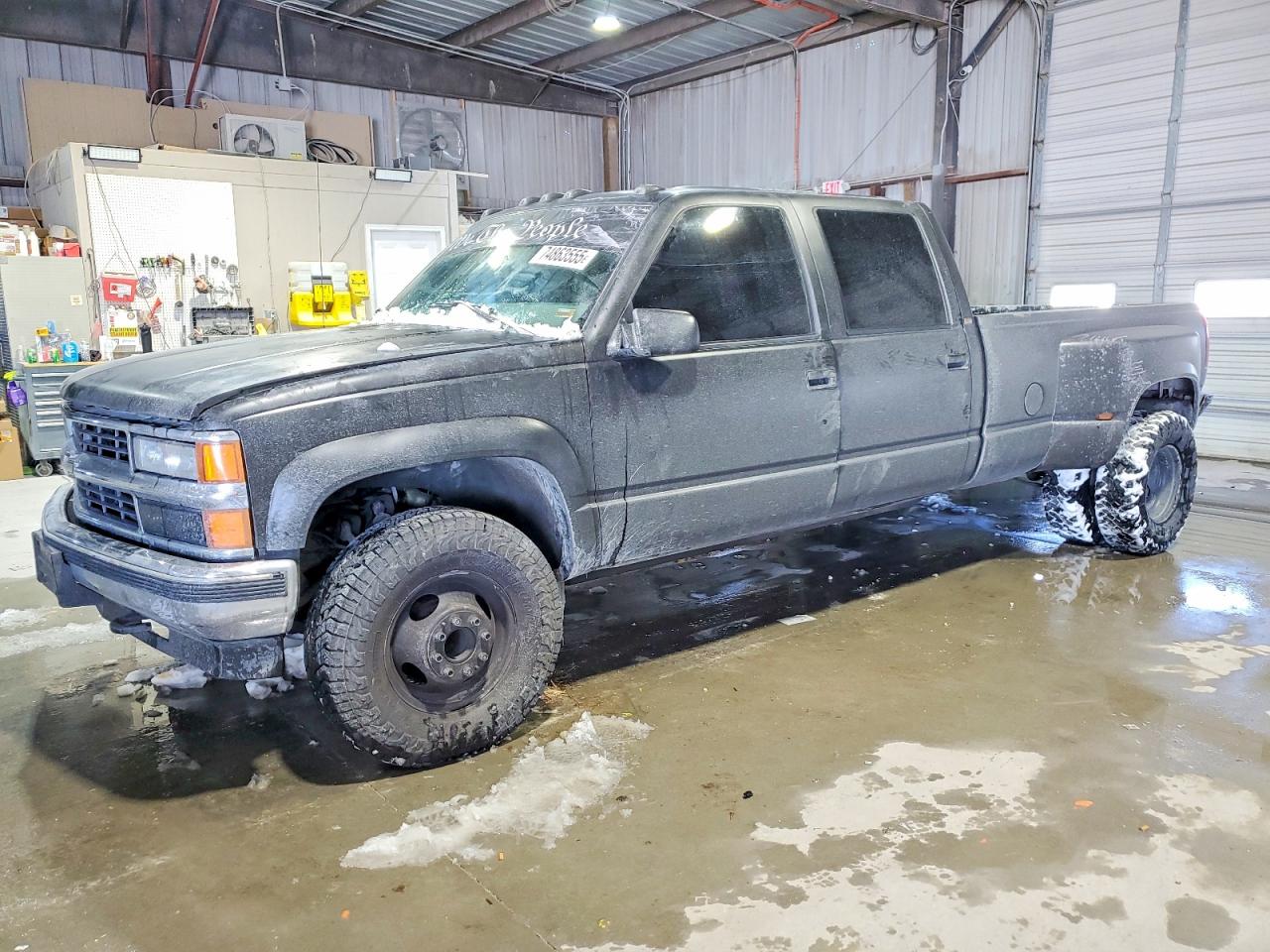 1997 Chevrolet Silverado 3500, VIN 1GCHK33J3VF055131 — Пожар в моторном отсеке