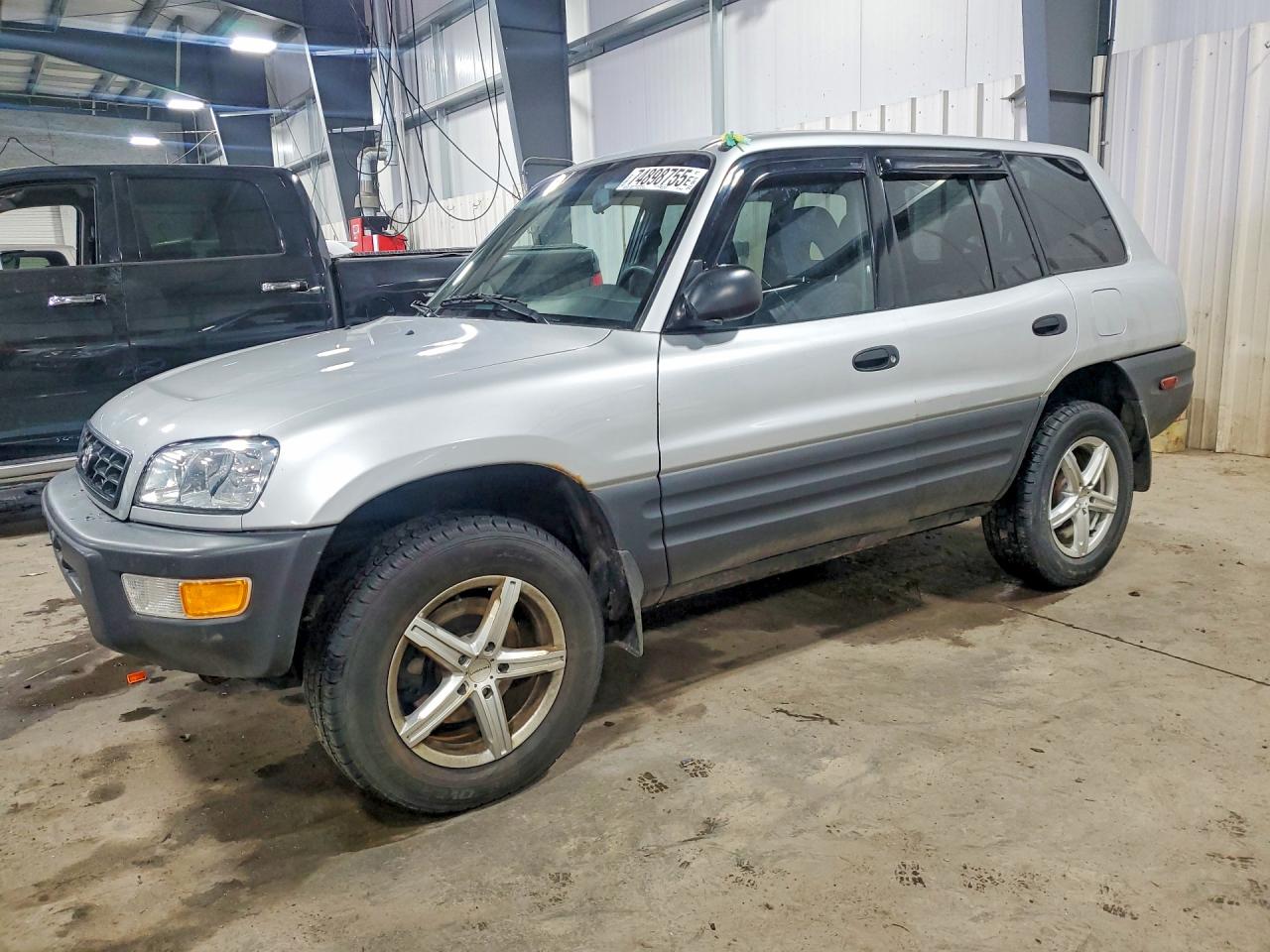 1998 Toyota RAV4, VIN JT3HP10V6W7093823 — Front end