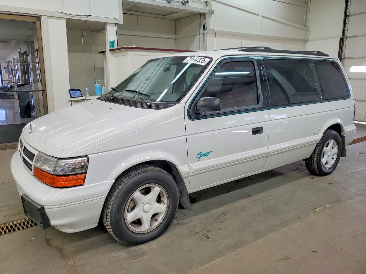 1995 Dodge Caravan, VIN 2B4GH45R4SR236467 — Minor dents and scratches