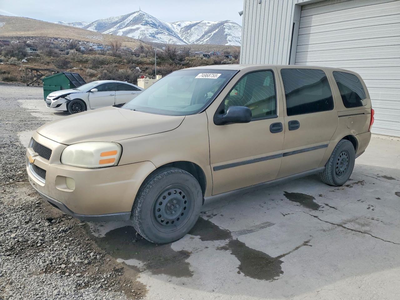 2005 Chevrolet Uplander, VIN 1GNDV03L25D232311 — Front end