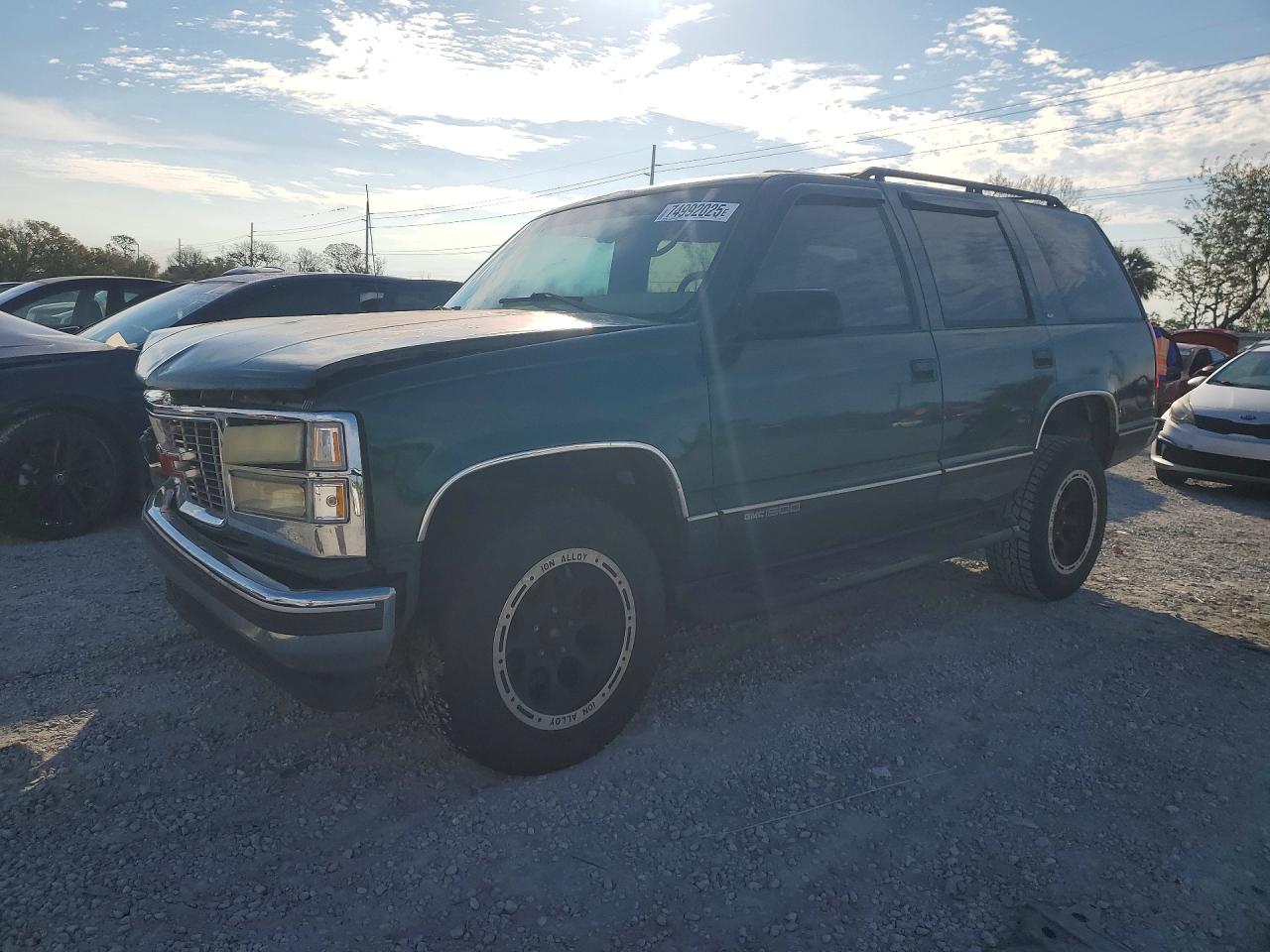 1998 GMC Yukon, VIN 1GKEC13RXWJ721351 — Front end