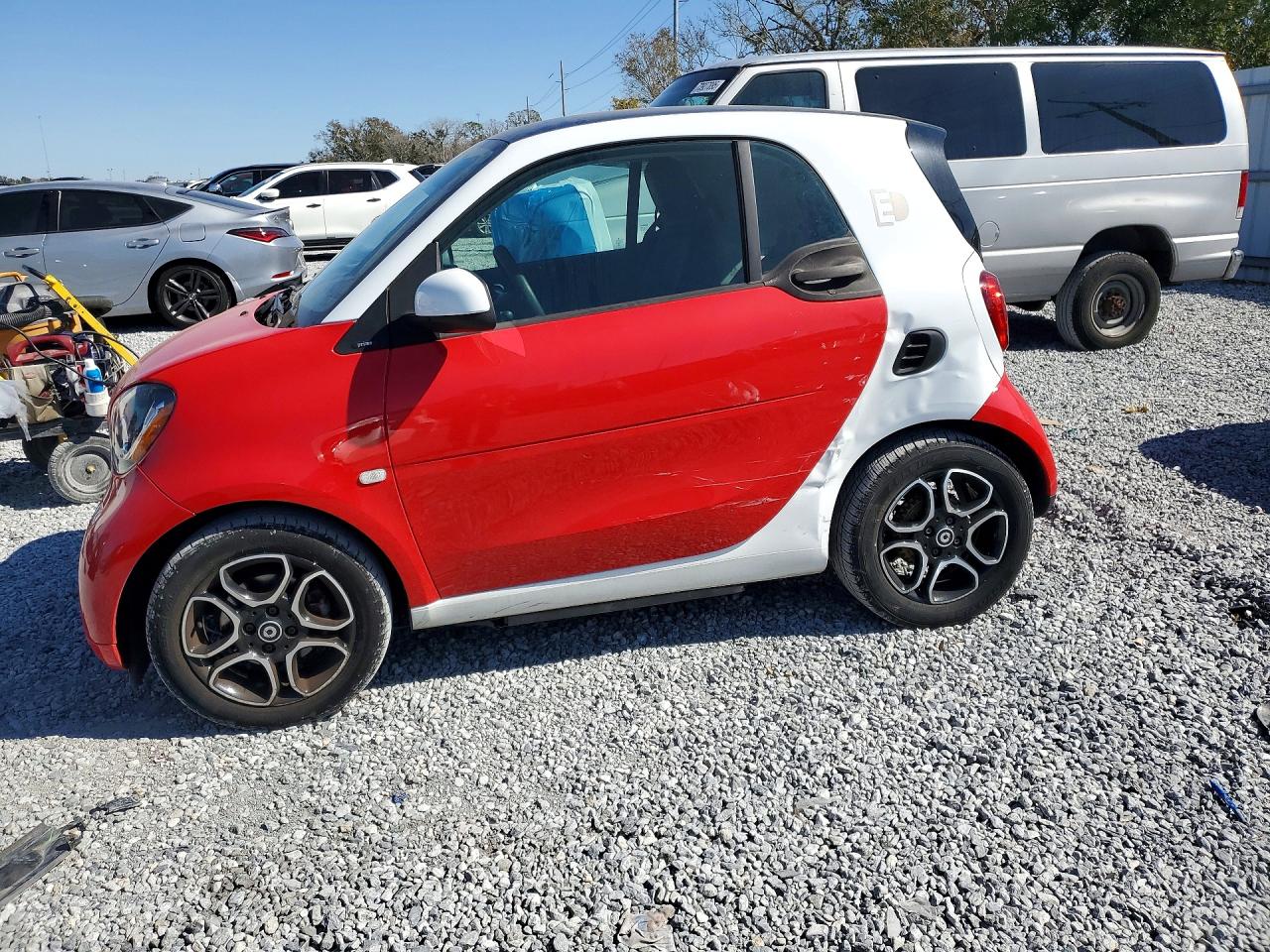 2018 Smart fortwo Passion, VIN WMEFJ9BAXJK280924 — Side