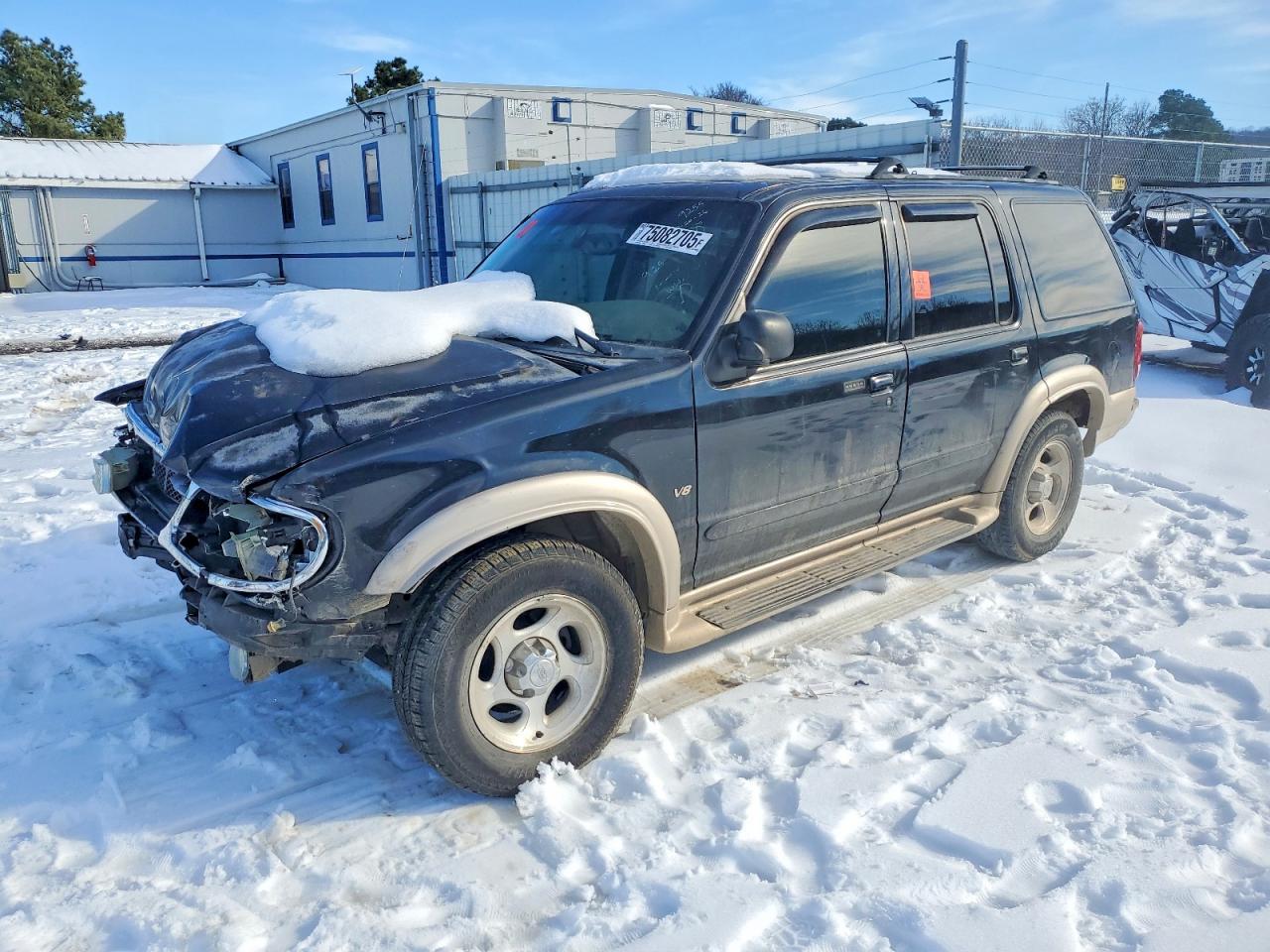 2000 Ford Explorer Eddie Bauer, VIN 1FMZU84P2YZC19255 — Front end
