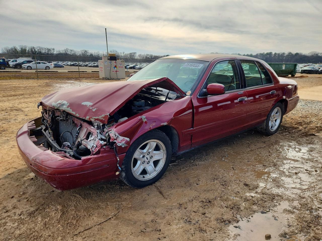 2002 Ford Crown Victoria LX, VIN 2FAFP74W32X146738 — Front end