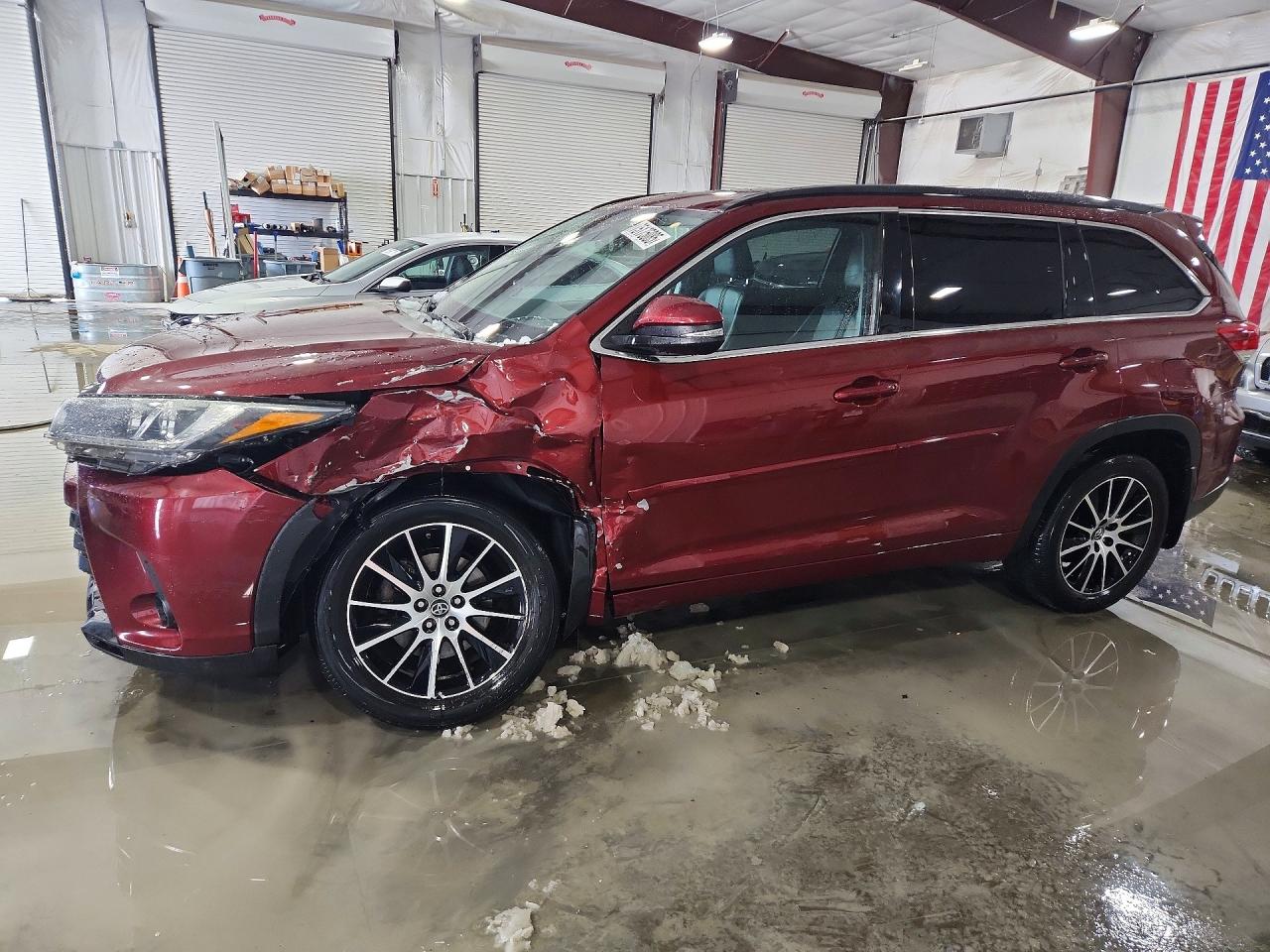 2018 Toyota Highlander XLE, VIN 5TDJZRFH3JS545412 — Front end
