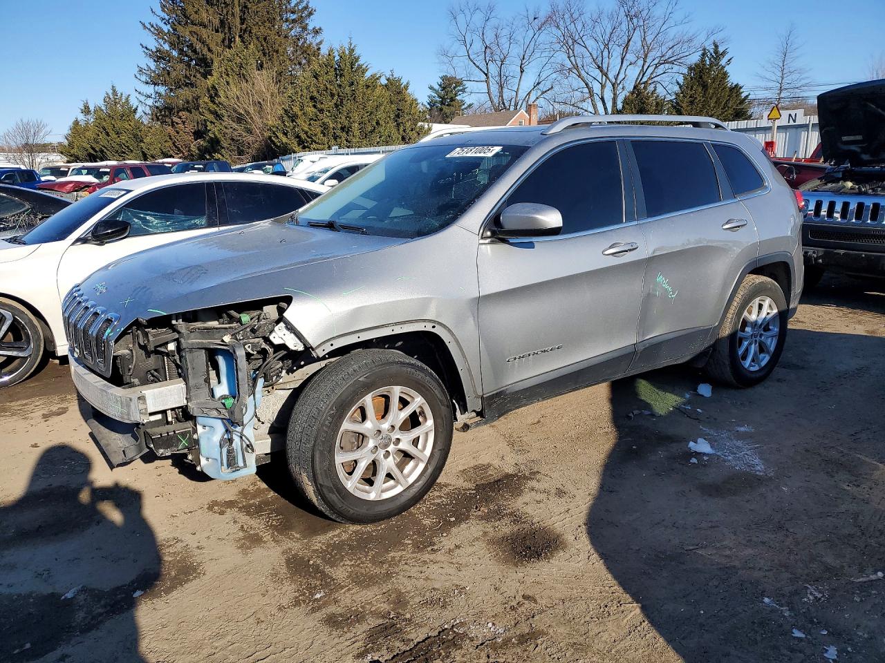 2016 Jeep Cherokee Latitude, VIN 1C4PJMCB0GW134532 — Front end