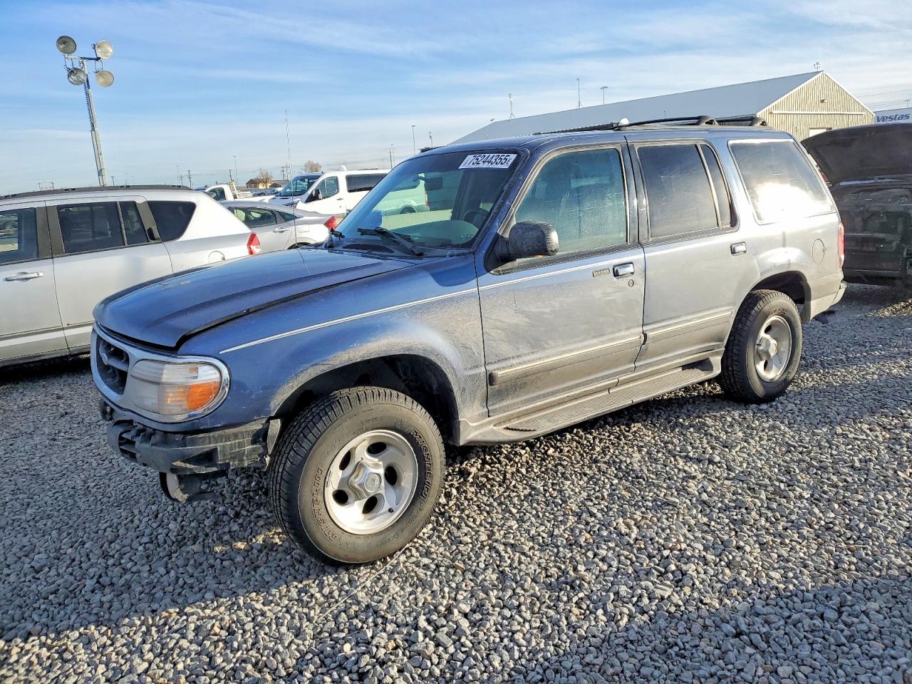 2000 Ford Explorer XLT, VIN 1FMZU73E9YZC49766 — Front end