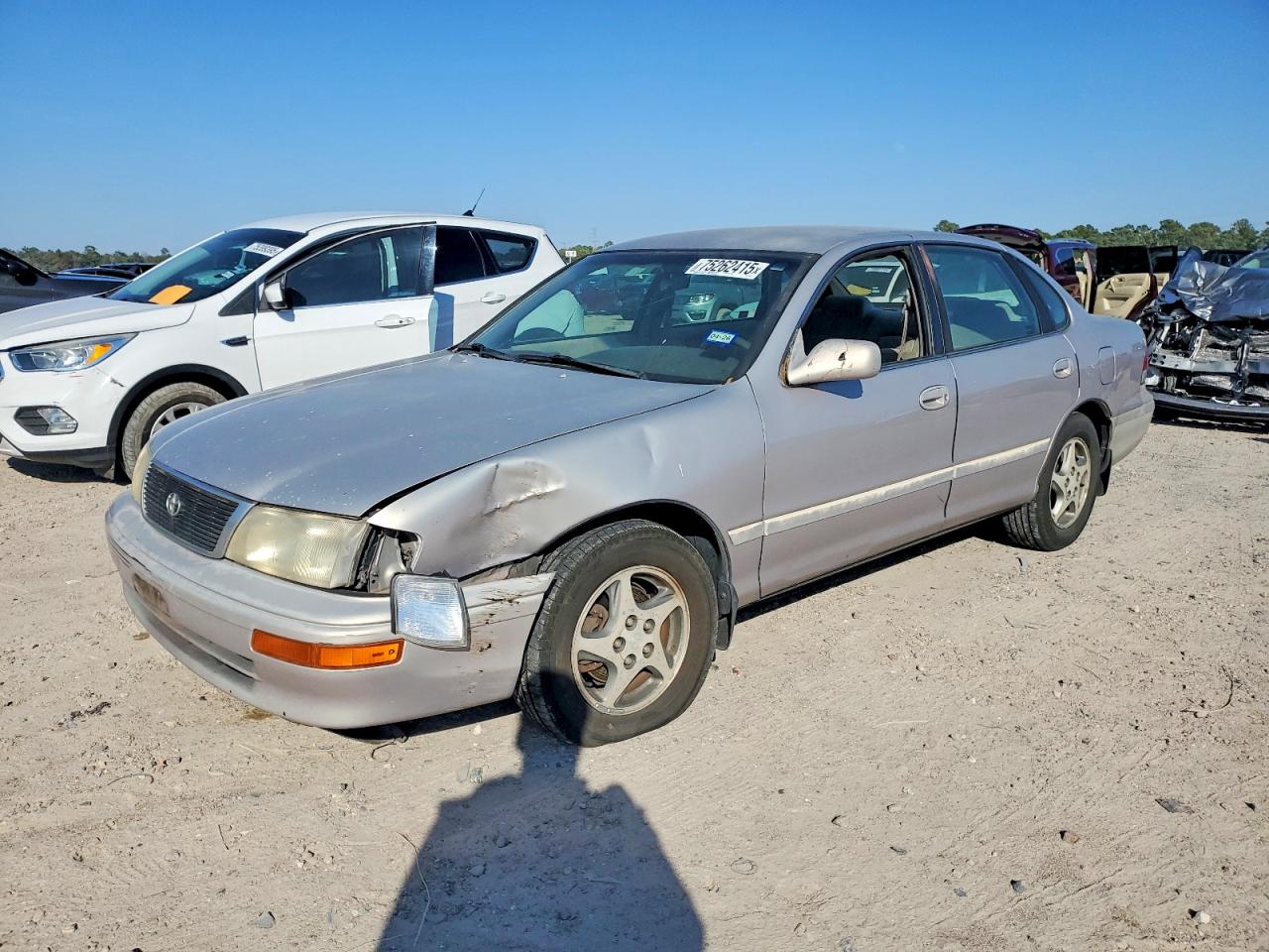 1997 Toyota Avalon XLS, VIN 4T1BF12B1VU167622 — Side
