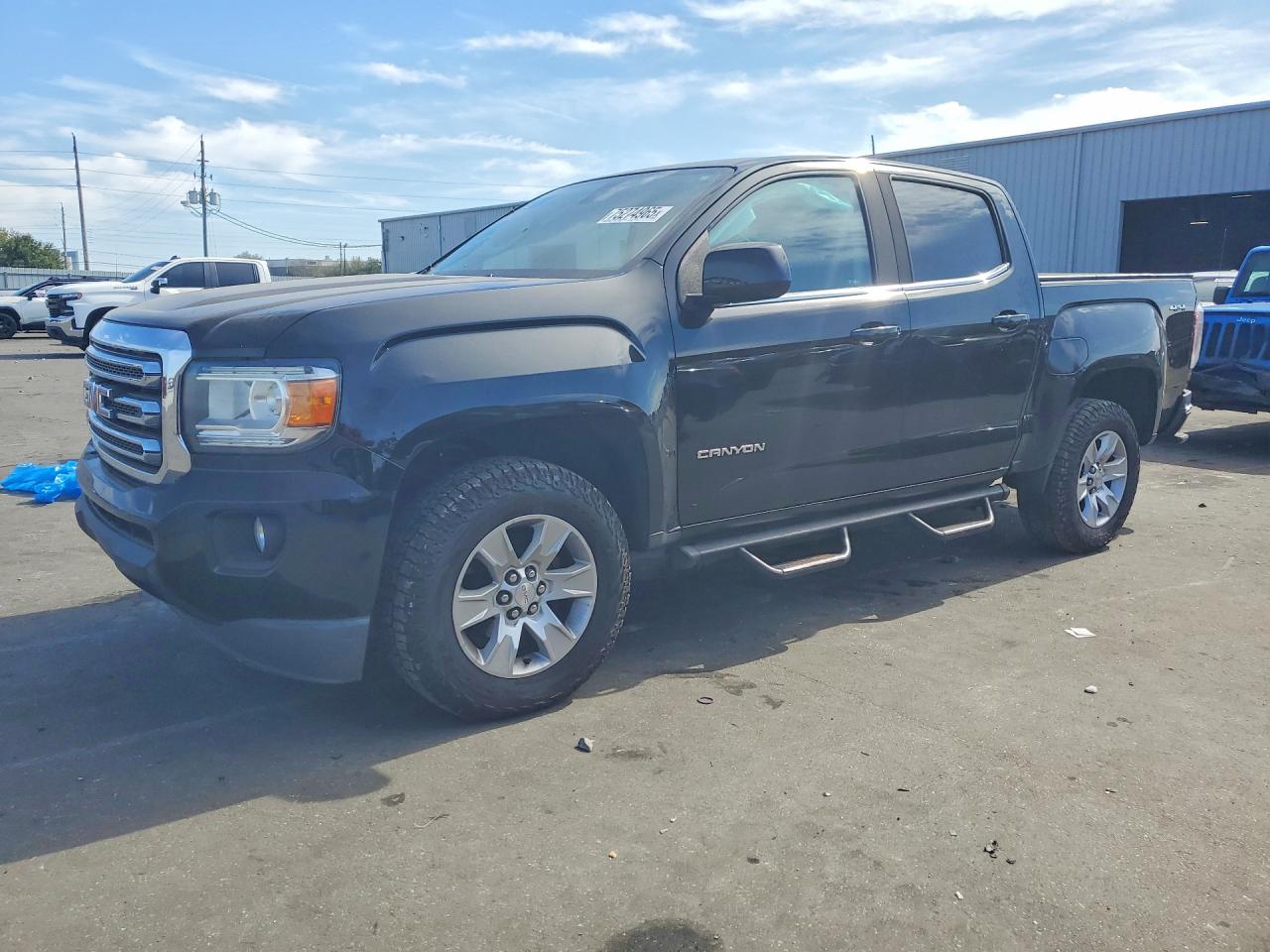 2018 GMC Canyon 4WD SLE, VIN 1GTG6CEN2J1141697 — Side