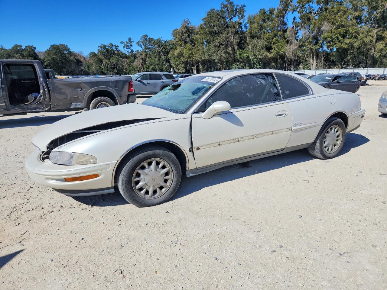 1997 Buick Riviera, VIN 1G4GD2215V4701133 — Front end