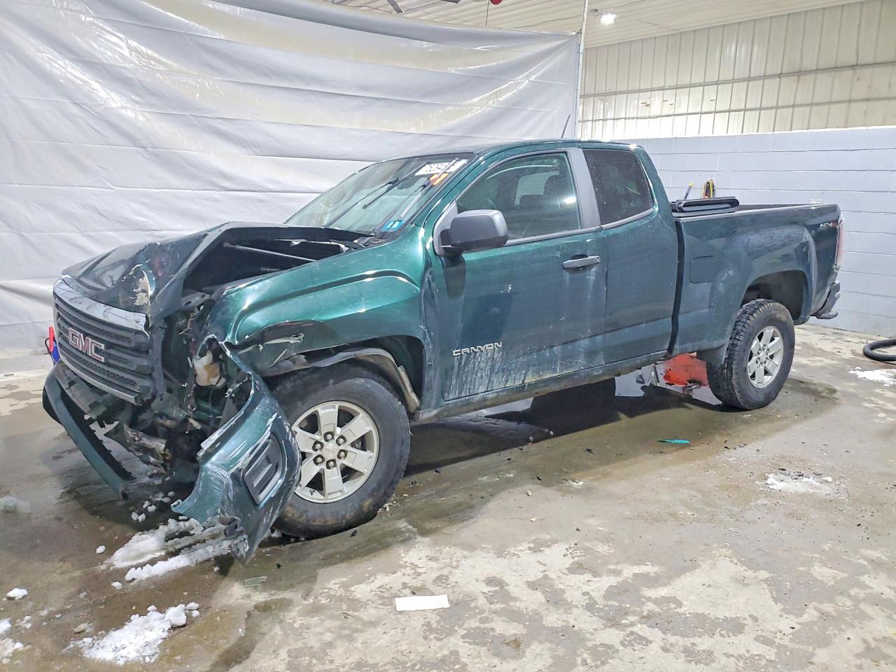 2015 GMC Canyon 4WD, VIN 1GTH6AEA0F1241732 — Front end