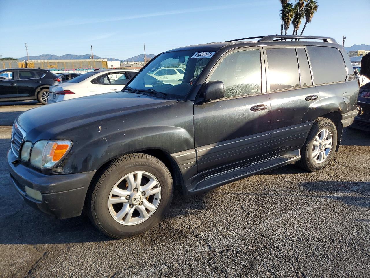 2005 Lexus LX 470, VIN JTJHT00W653555617 — Rear end