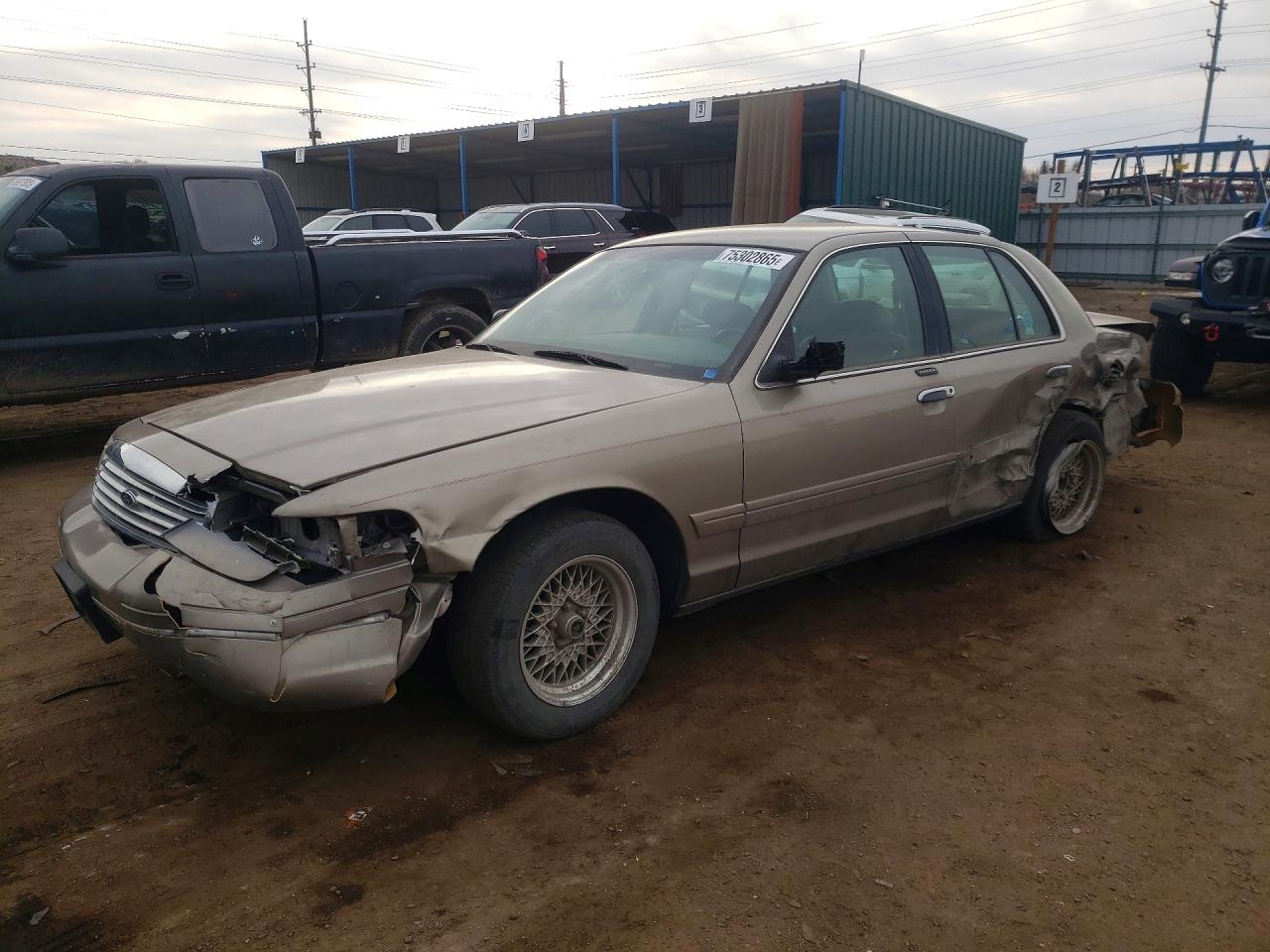 2002 Ford Crown Victoria LX, VIN 2FAFP74W32X102559 — Rear end