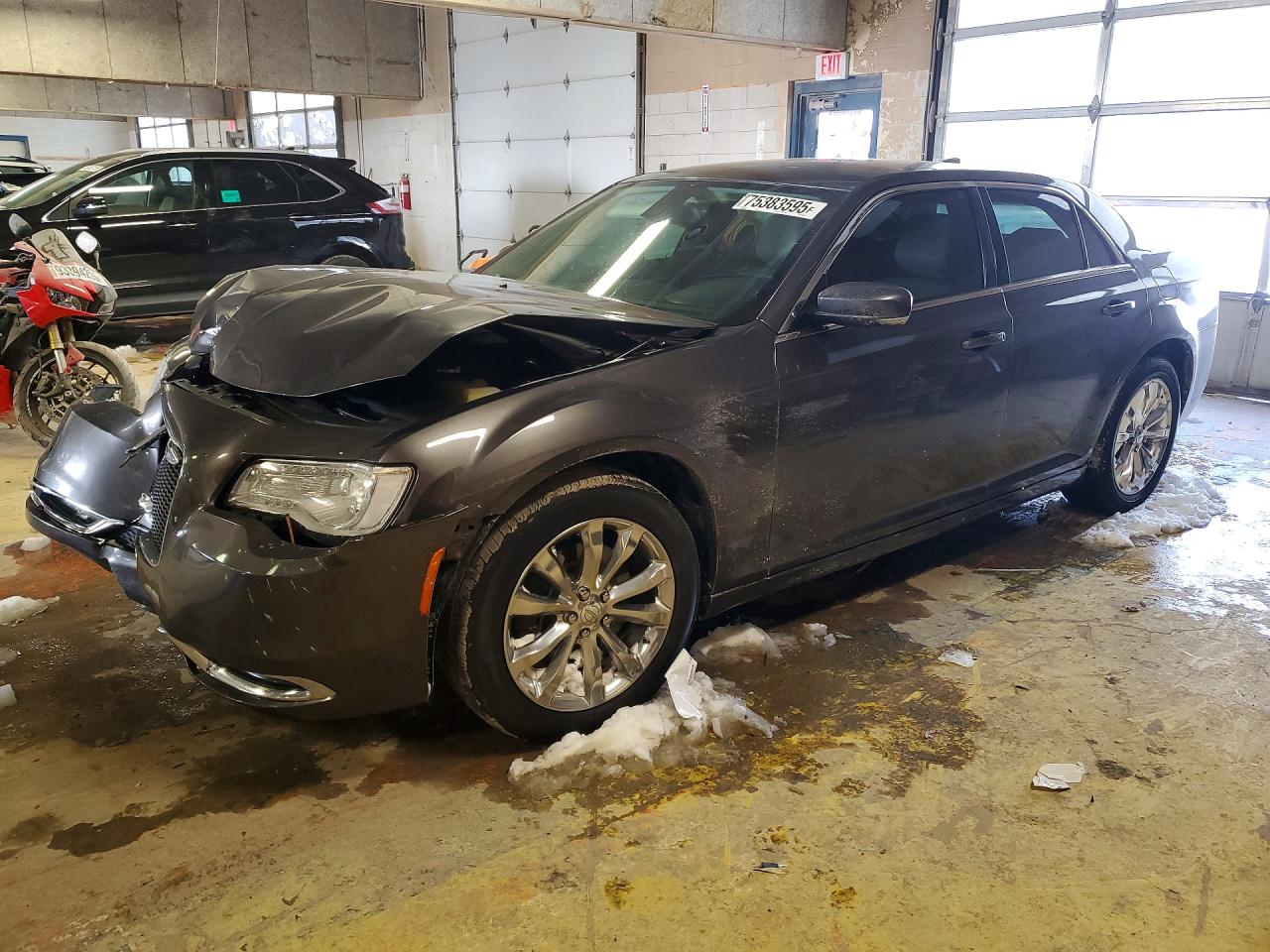 2015 Chrysler 300 Limited, VIN 2C3CCARG9FH846257 — Перед