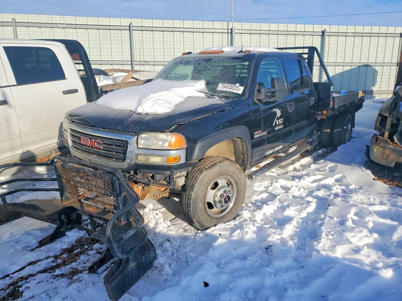 2005 GMC Sierra 3500 DRW SLT, VIN 1GTJK33245F934177 — Front end