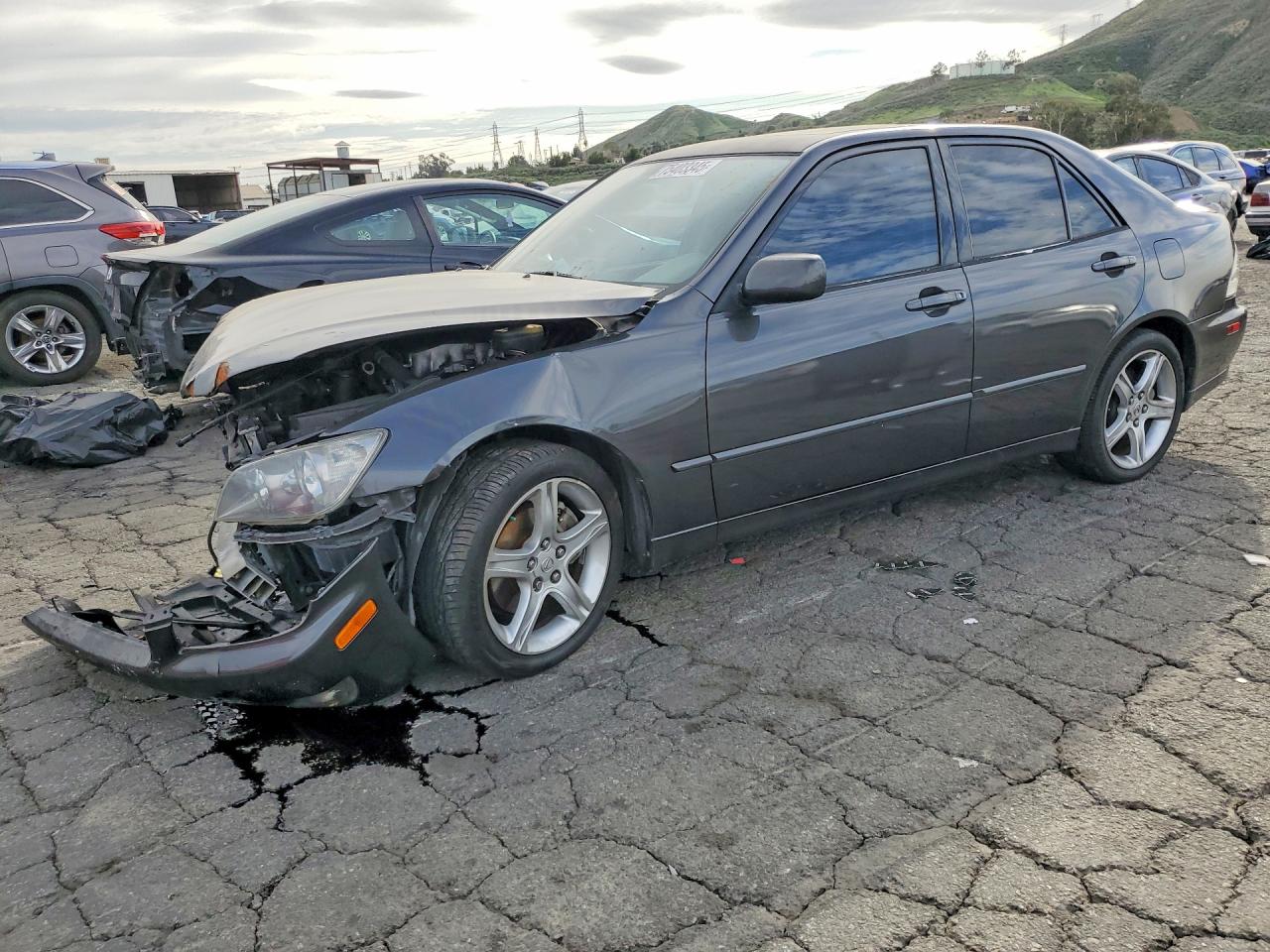 2005 Lexus IS 300, VIN JTHBD192050096287 — Front end