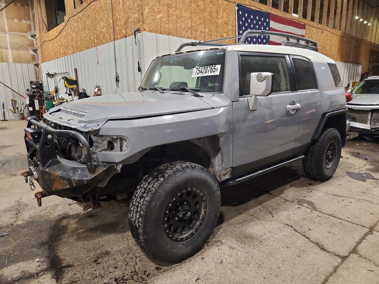 2014 Toyota FJ Cruiser, VIN JTEBU4BF0EK184126 — Front end