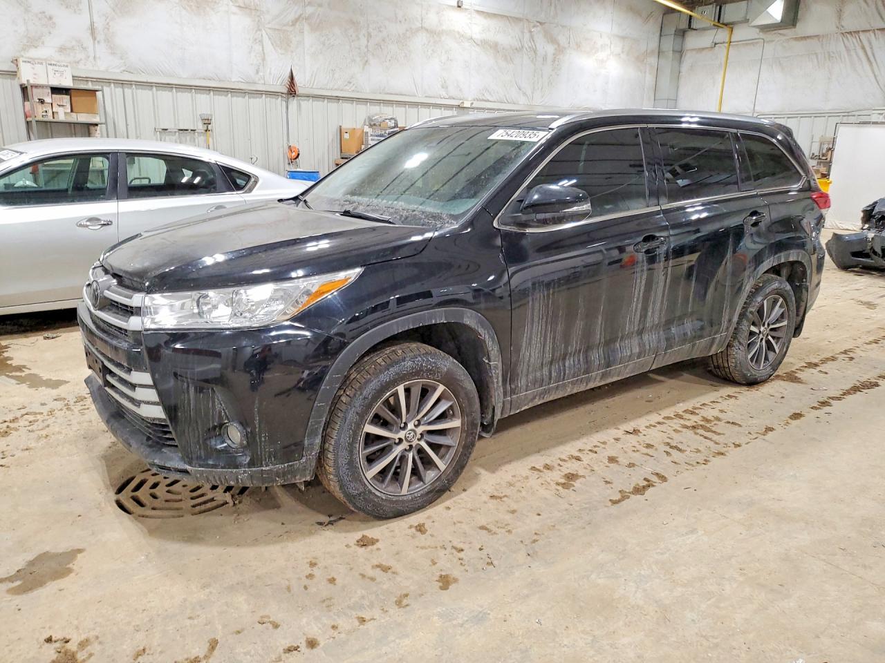 2018 Toyota Highlander XLE, VIN 5TDJZRFH1JS902912 — Rear end