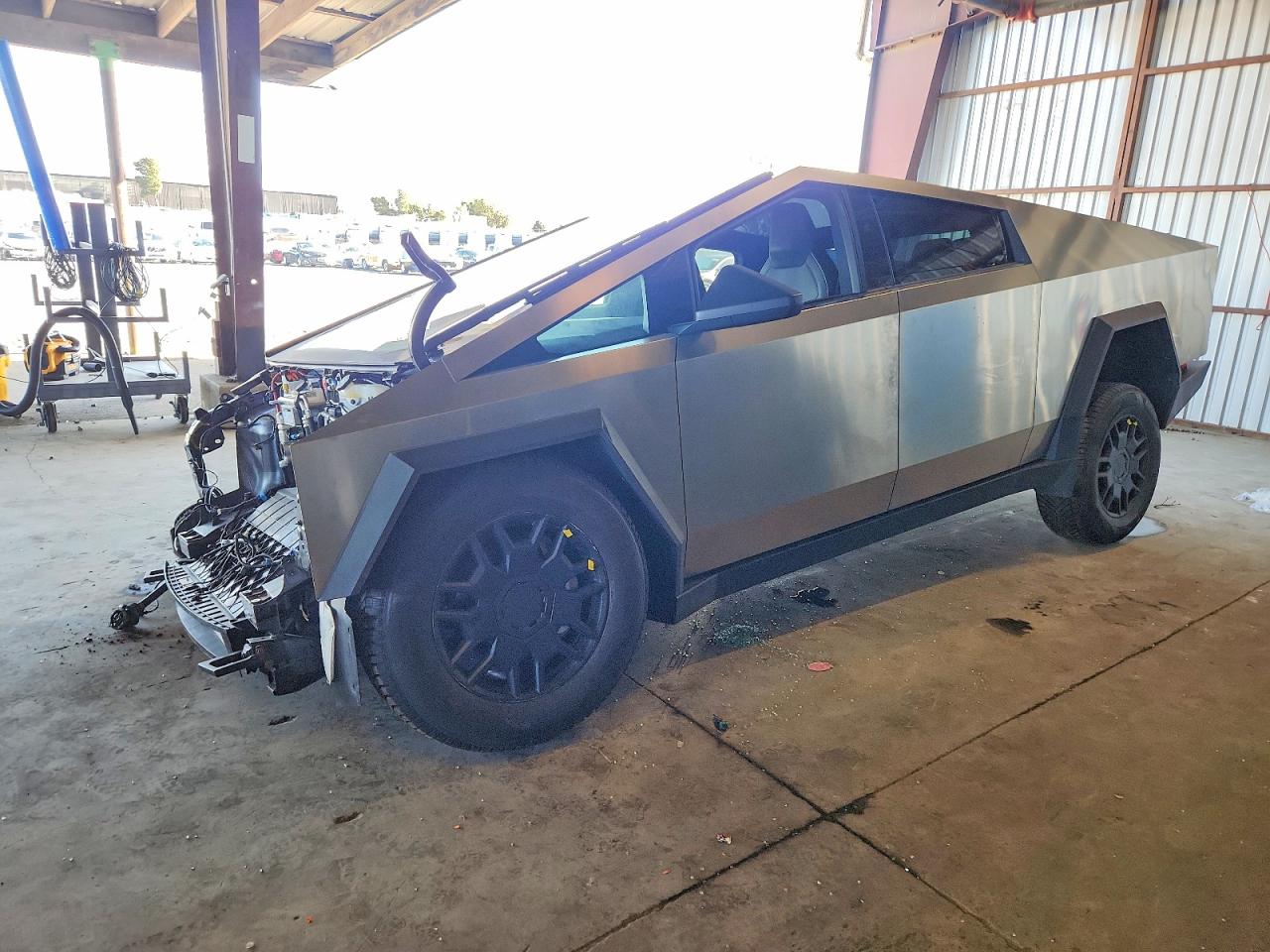 2025 Tesla Cybertruck, VIN 7G2CEHED9SA075321 — Front end