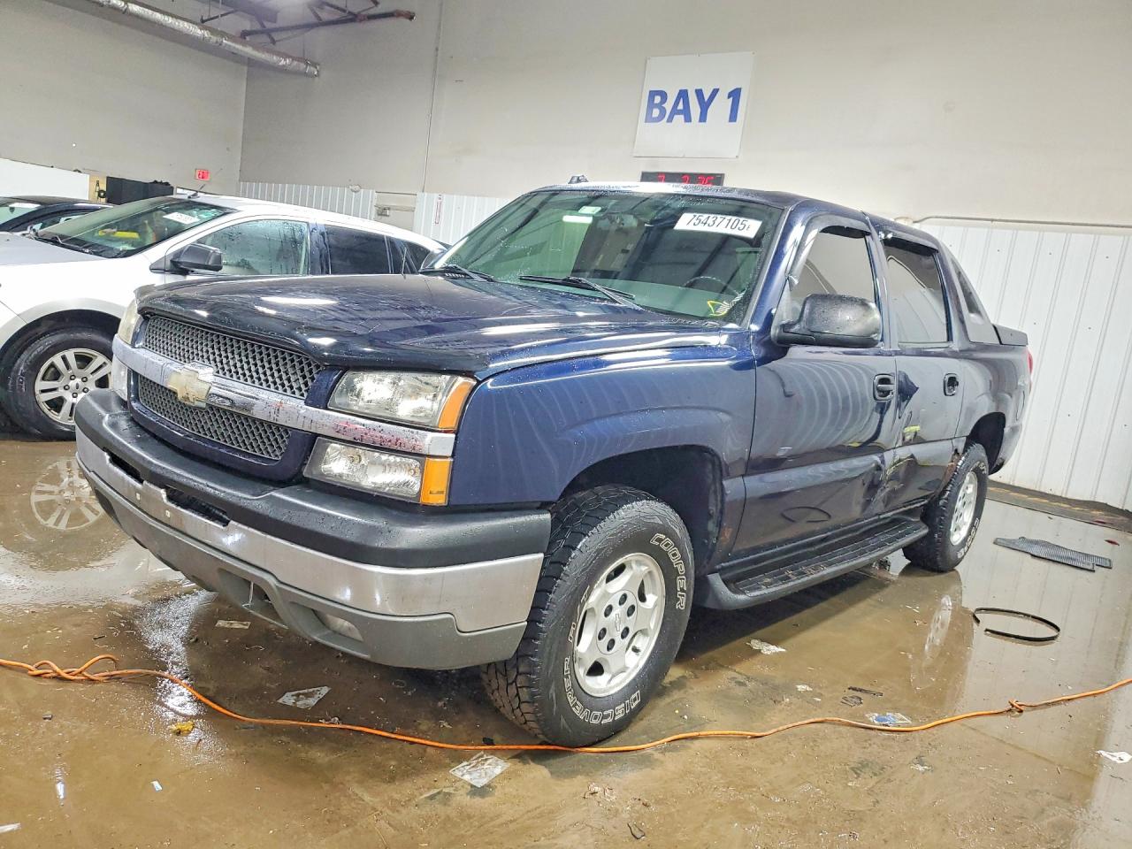 2004 Chevrolet Avalanche Z71, VIN 3GNEK12T04G245581 — Side