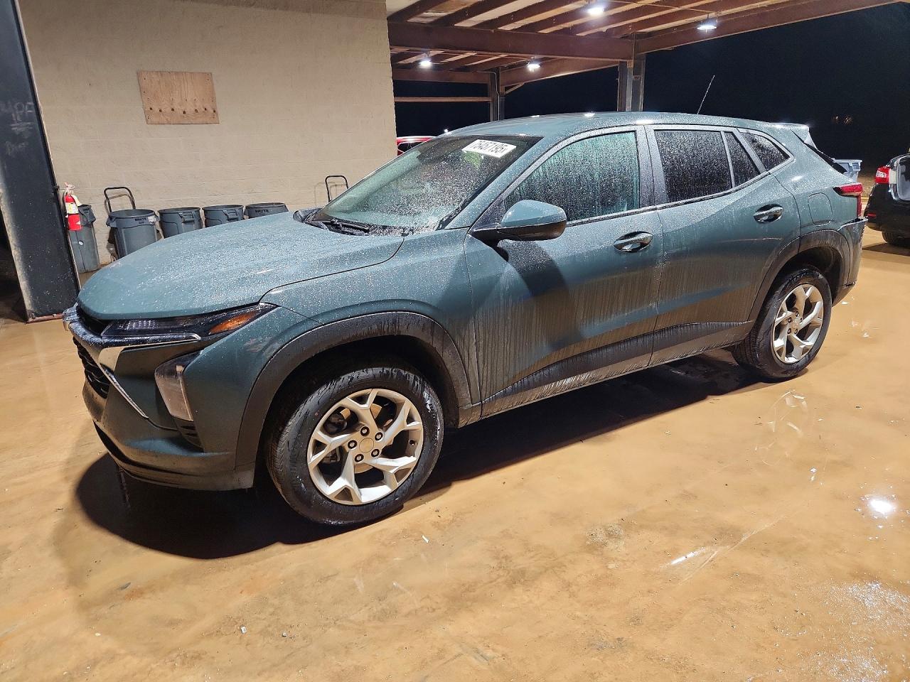 2025 Chevrolet Trax LS, VIN KL77LFEP4SC344914 — Зад