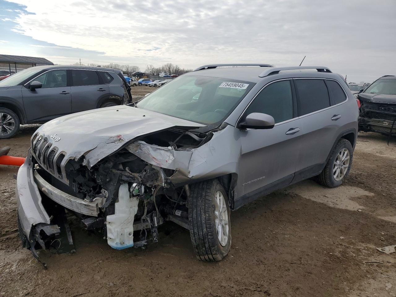 2015 Jeep Cherokee Latitude, VIN 1C4PJMCS2FW559734 — Перед