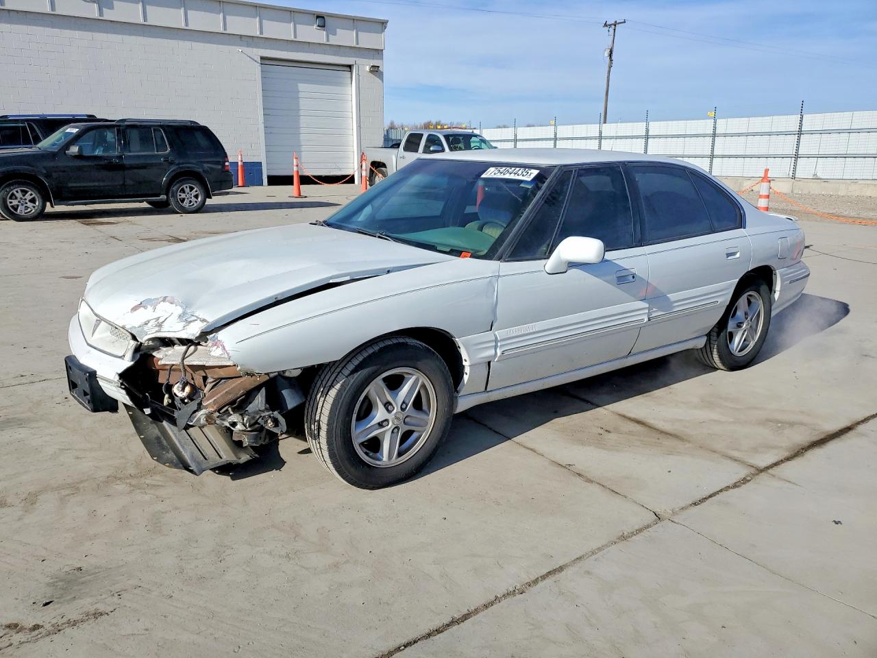 1999 Pontiac Bonneville SE, VIN 1G2HX52K7XH225784 — Front end
