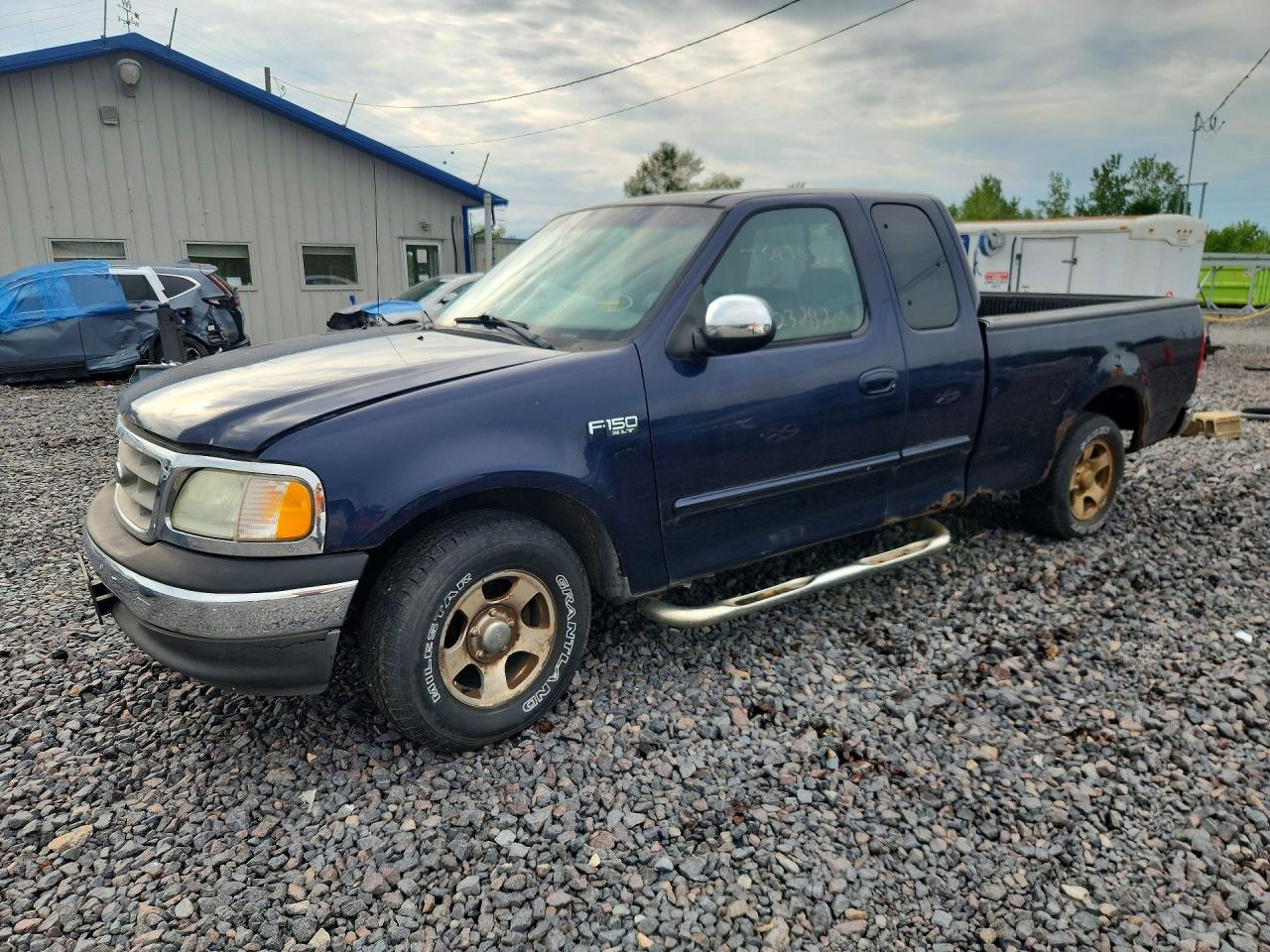 2002 Ford F-150 XL, VIN 2FTRX17262CA85700 — Бок