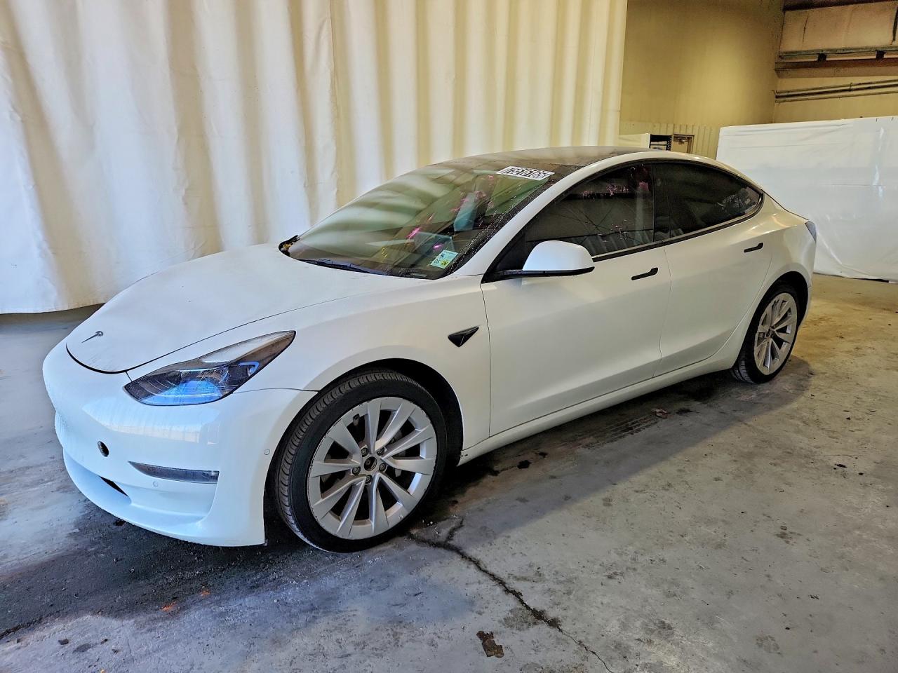 2022 Tesla Model 3 Long Range, VIN 5YJ3E1EB3NF301157 — Перед