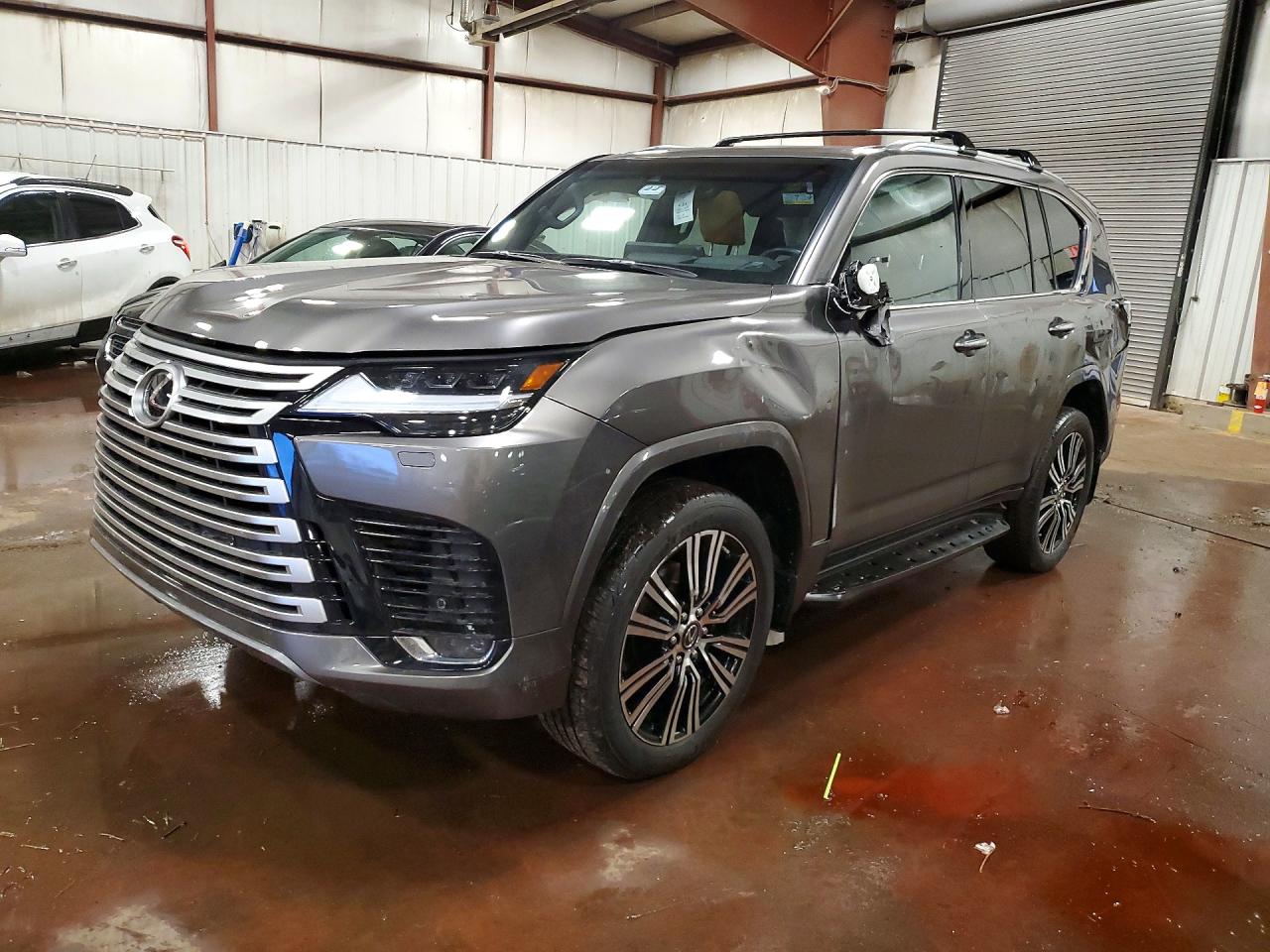 2022 Lexus LX 600 Luxury, VIN JTJGB7CX6N4008210 — Бок