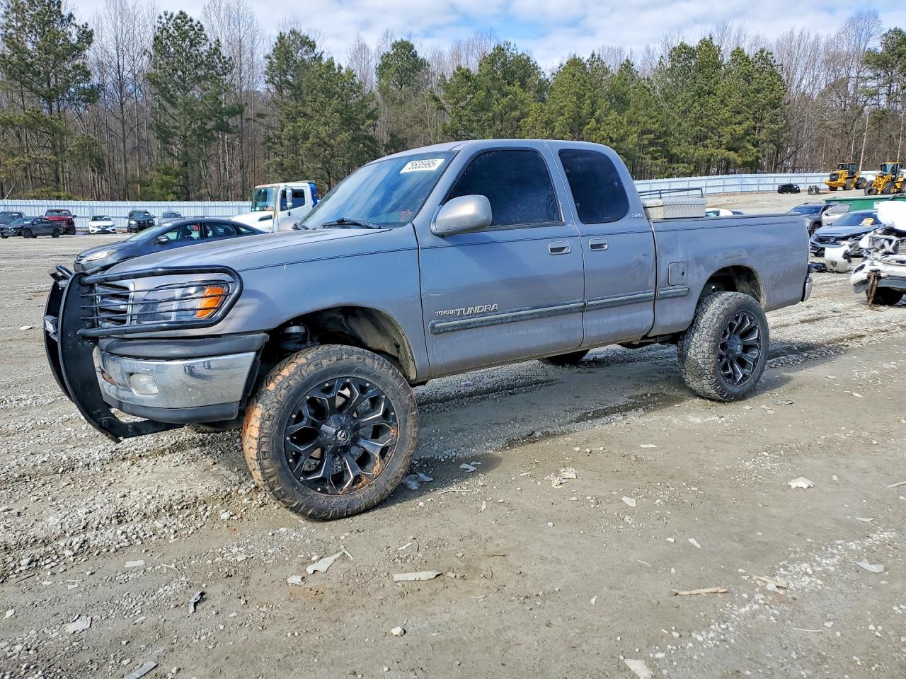 2002 Toyota Tundra SR5, VIN 5TBRN34142S328625 — Front end