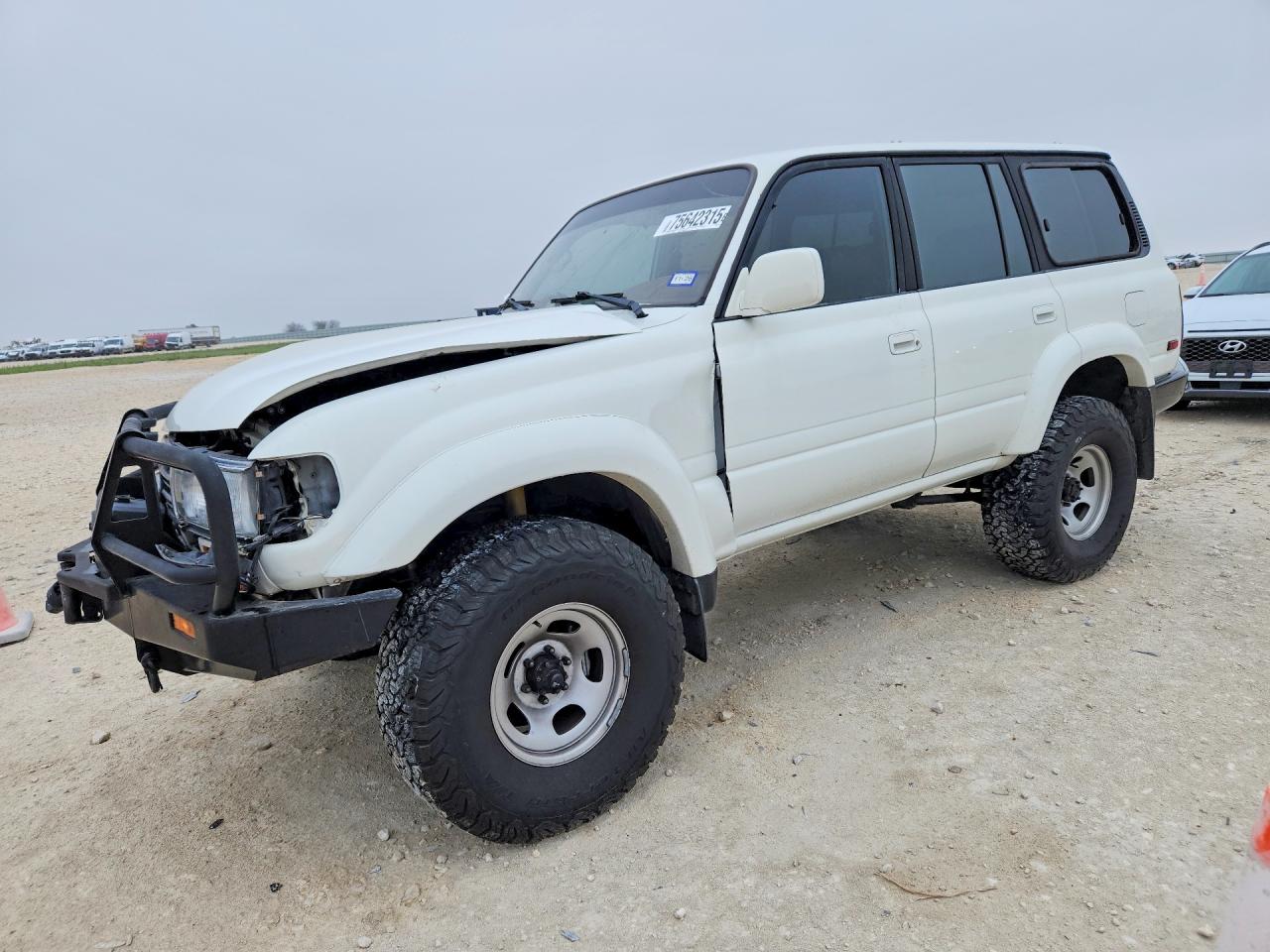 1995 Toyota Land Cruiser, VIN JT3DJ81W6S0110574 — Front end