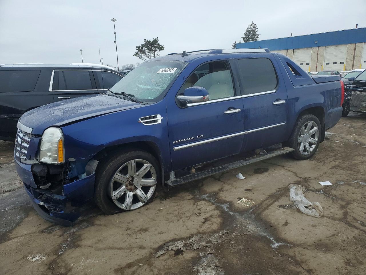 2013 Cadillac Escalade EXT Premium, VIN 3GYT4NEF7DG134625 — Front end
