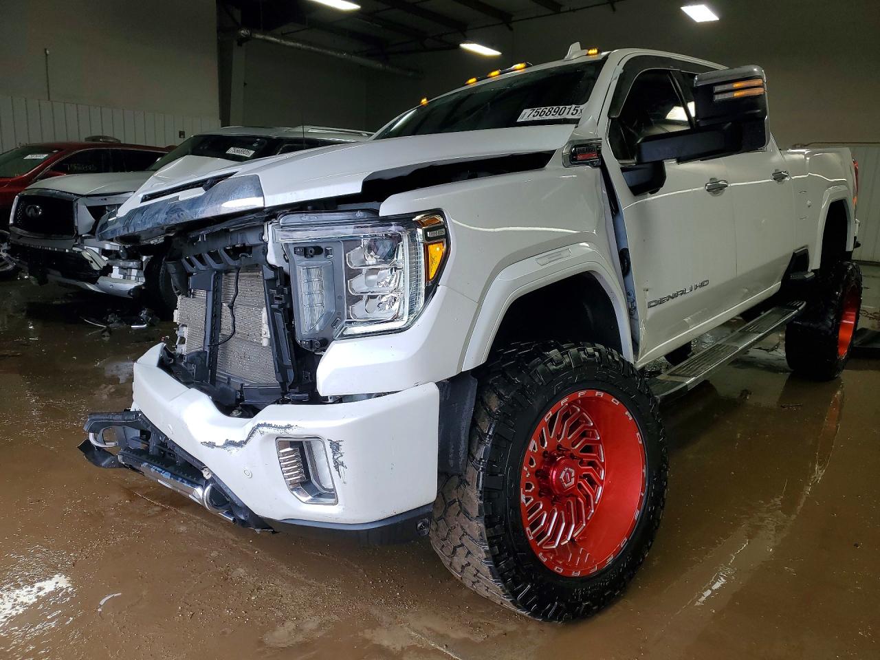 2022 GMC Sierra 2500HD Denali, VIN 1GT49REYXNF109600 — Front end