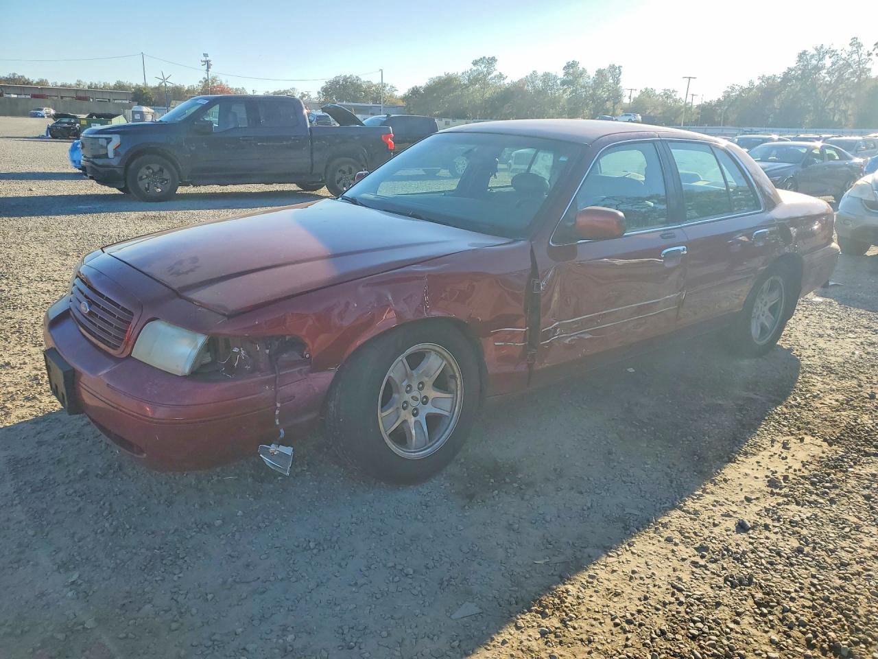 2002 Ford Crown Victoria LX, VIN 2FAFP74W72X103908 — Front end