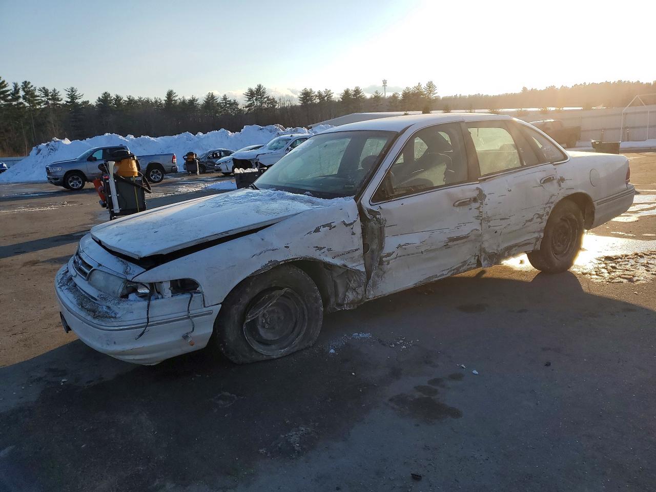 1995 Ford Crown Victoria, VIN 2FALP73W1SX138870 — Side