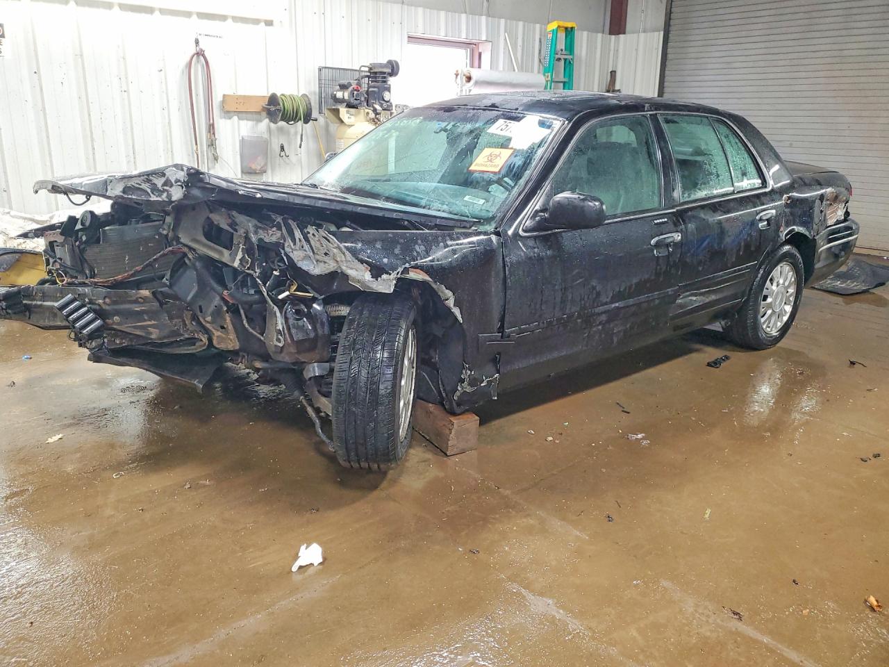 2005 Ford Crown Victoria LX, VIN 2FDFP74W75X107304 — Front end