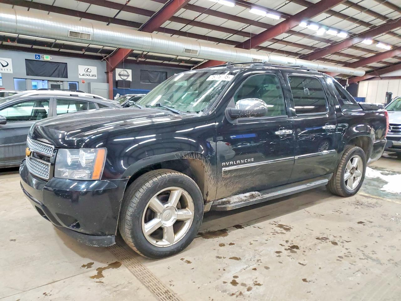 2012 Chevrolet Avalanche LTZ, VIN 3GNTKGE77CG111741 — Мелкие вмятины и царапины