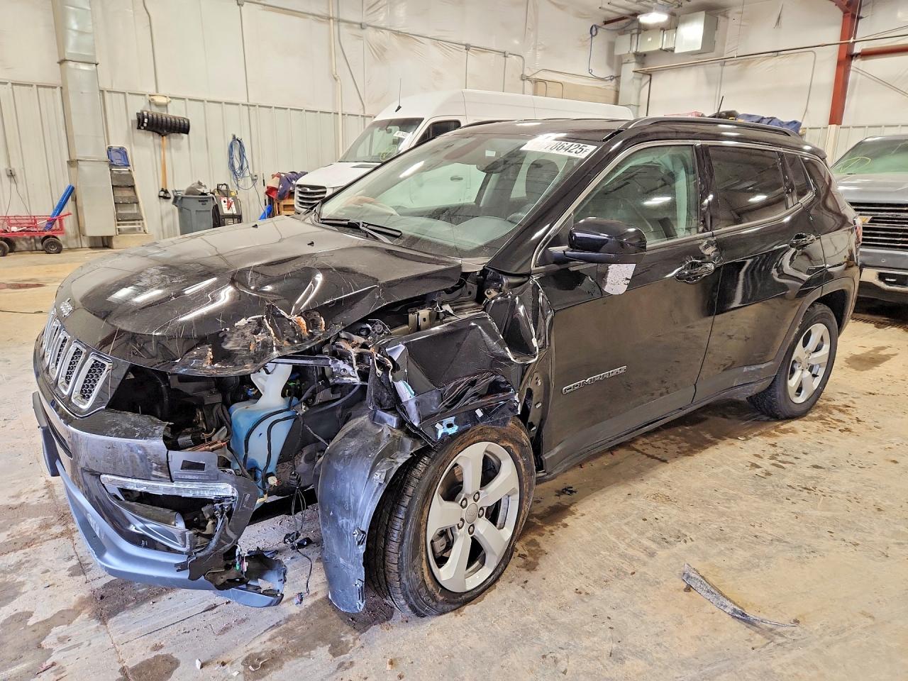2018 Jeep Compass Latitude, VIN 3C4NJDBB0JT151059 — Front end