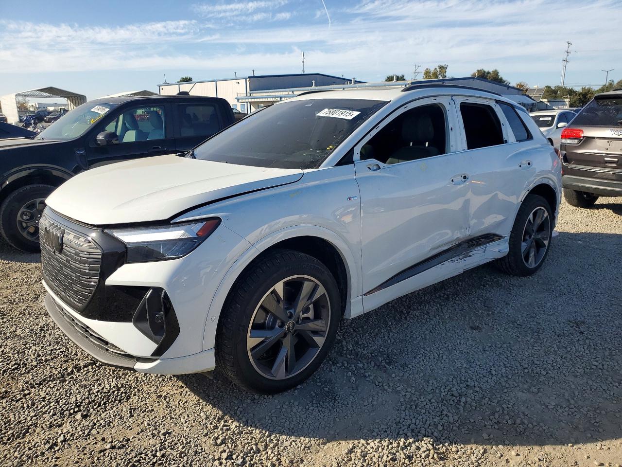 2024 Audi Q4 e-tron Premium Plus, VIN WA1L2BFZ5RP023085 — Бок