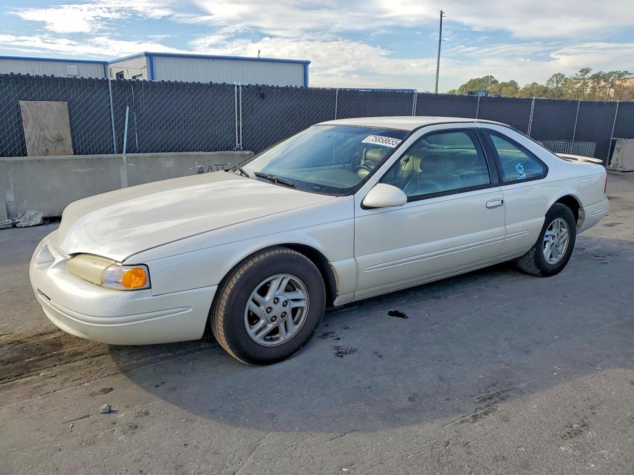 1997 Ford Thunderbird LX, VIN 1FALP62W8VH121418 — Front end