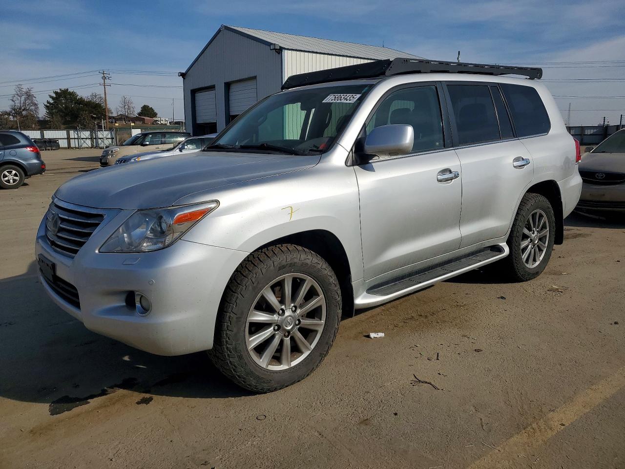 2009 Lexus LX 570, VIN JTJHY00W994019181 — Бок