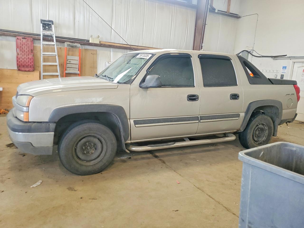 2004 Chevrolet Avalanche Z71, VIN 3GNEK12T34G228855 — Side