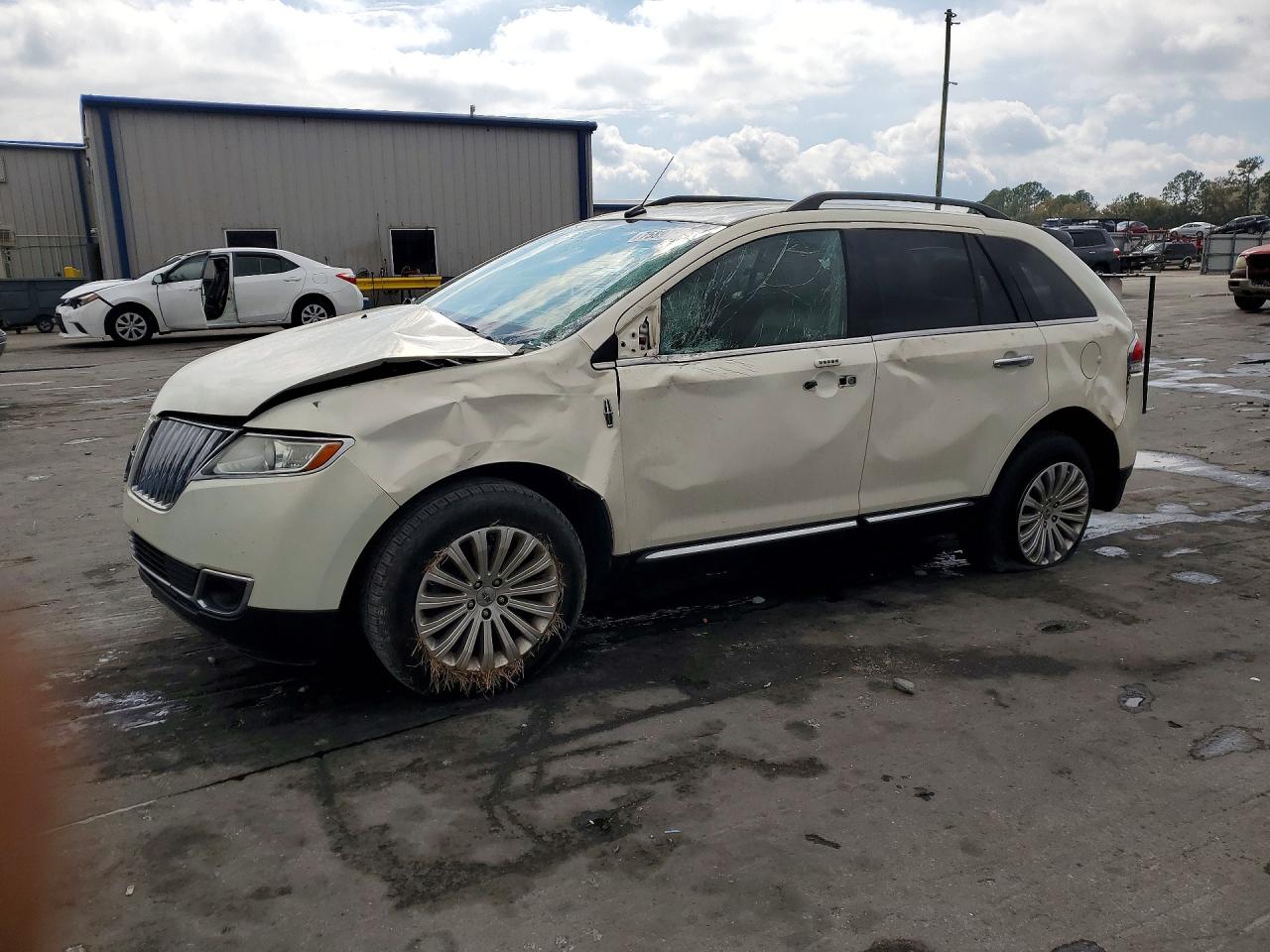 2013 Lincoln MKX, VIN 2LMDJ6JK5DBL25457 — Side