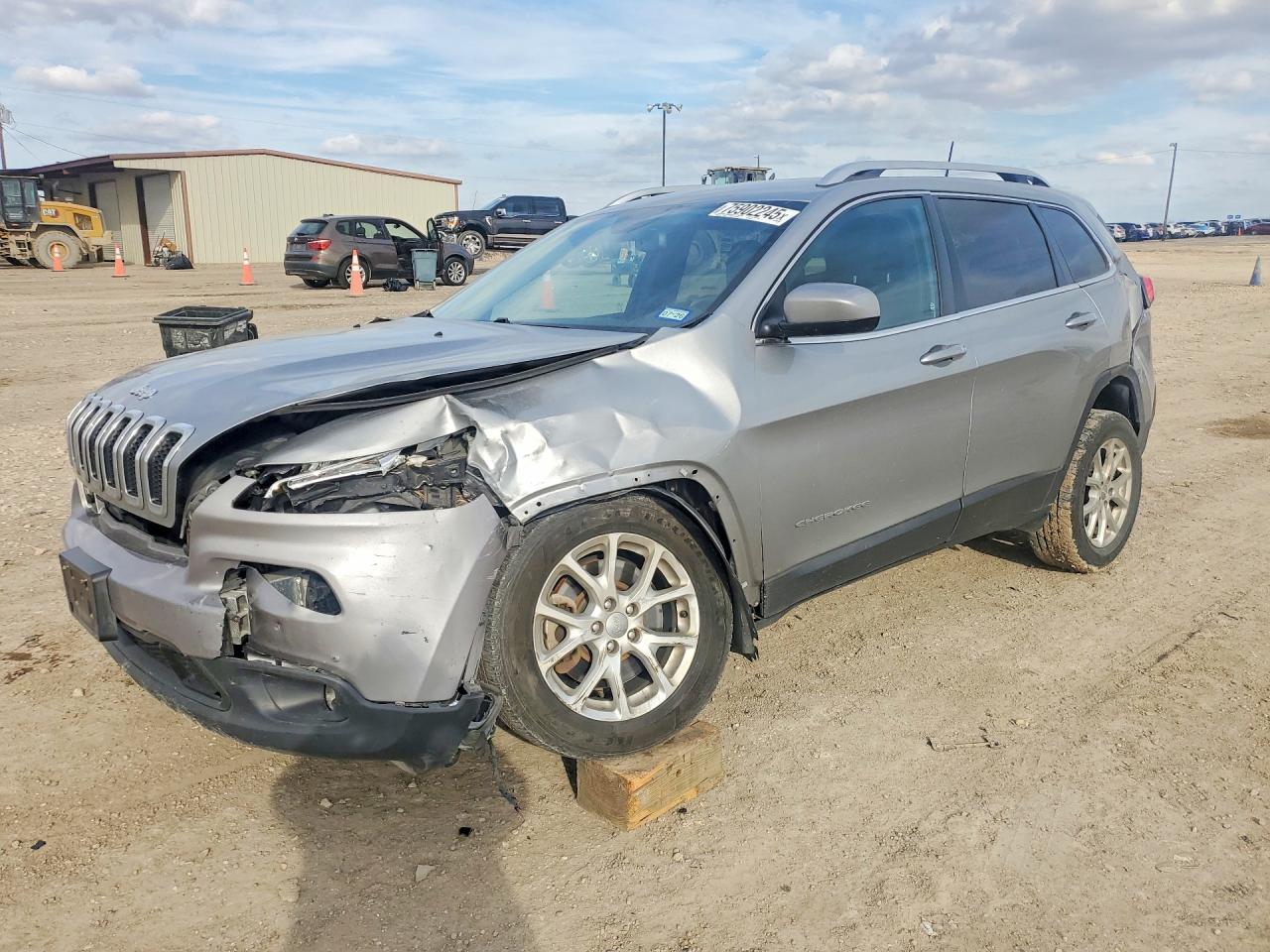 2016 Jeep Cherokee Latitude, VIN 1C4PJLCB3GW282491 — Front end