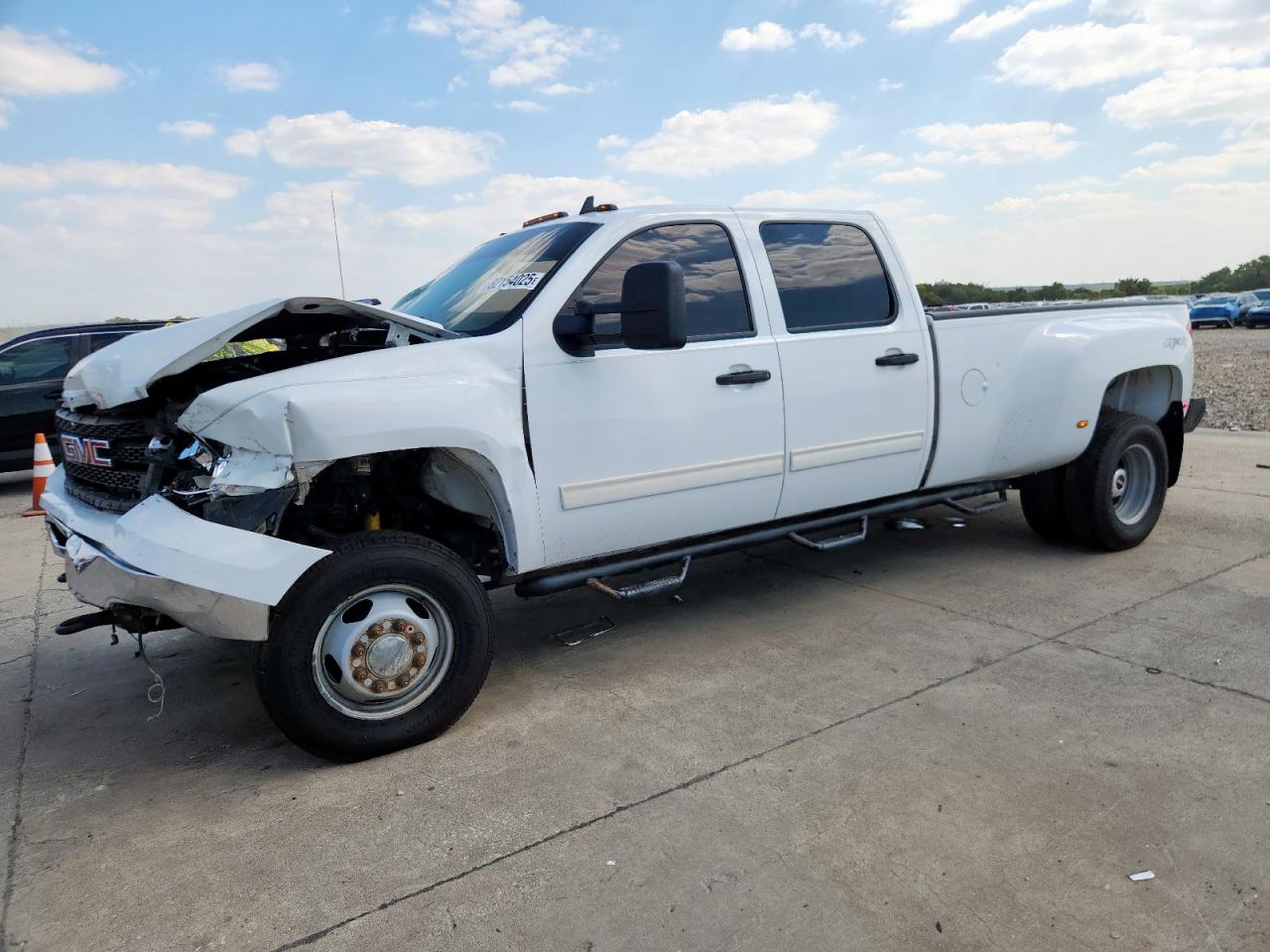 2011 GMC Sierra 3500HD SLE, VIN 1GT423C85BF208065 — Front end