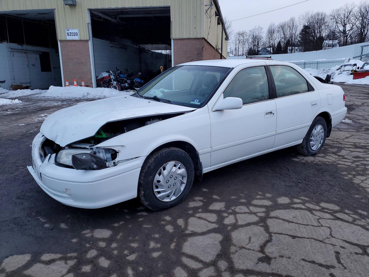 2000 Toyota Camry CE, VIN 4T1BG22K5YU979772 — Front end
