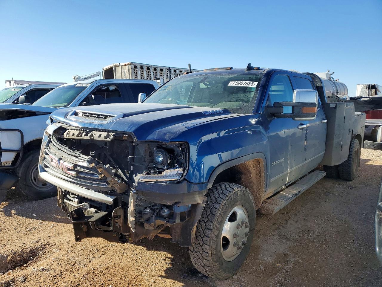 2017 GMC Sierra 3500HD SLT, VIN 1GT42XCYXHF151930 — Front end