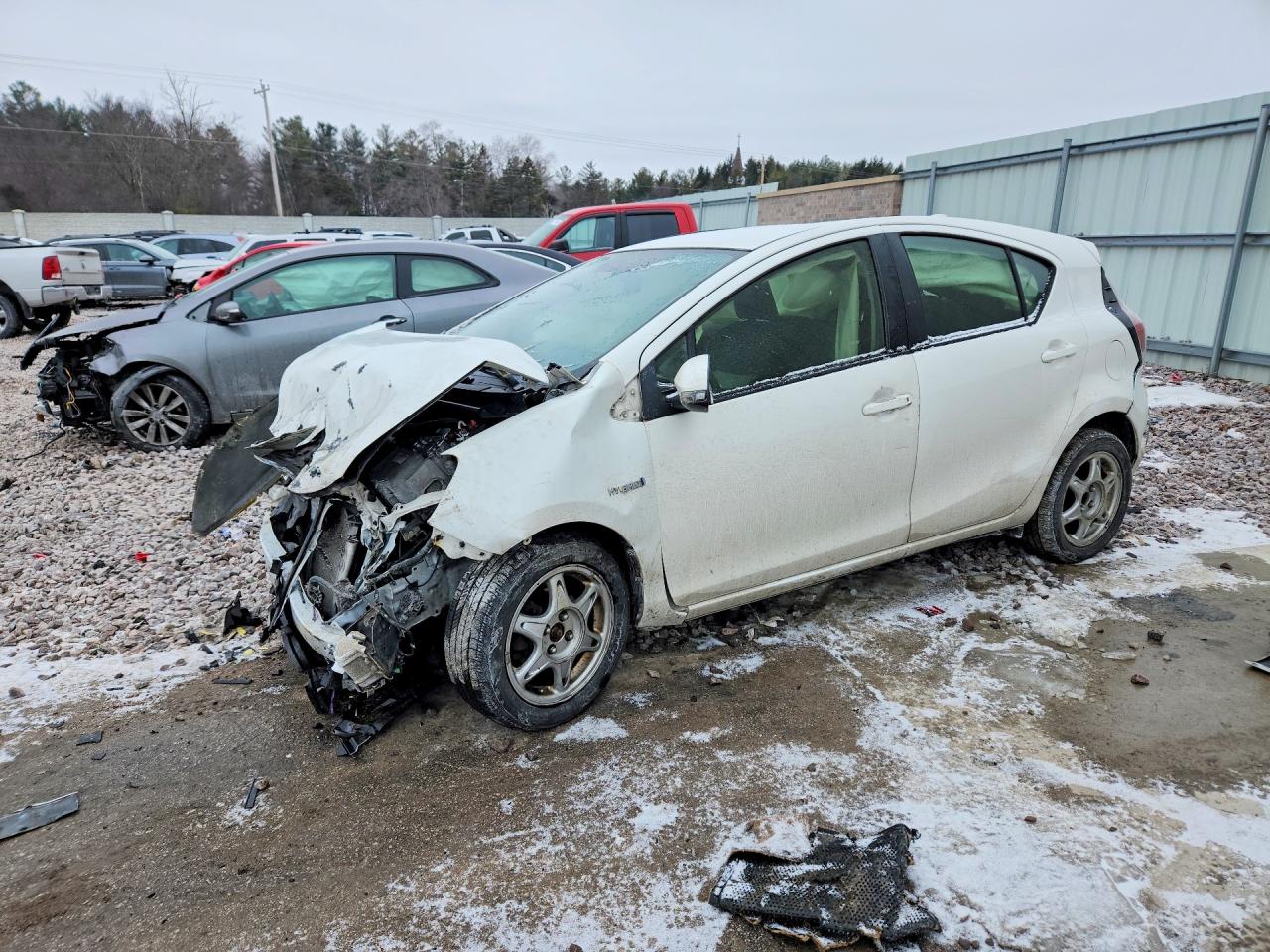 2016 Toyota Prius Three, VIN JTDKDTB32G1121641 — Front end
