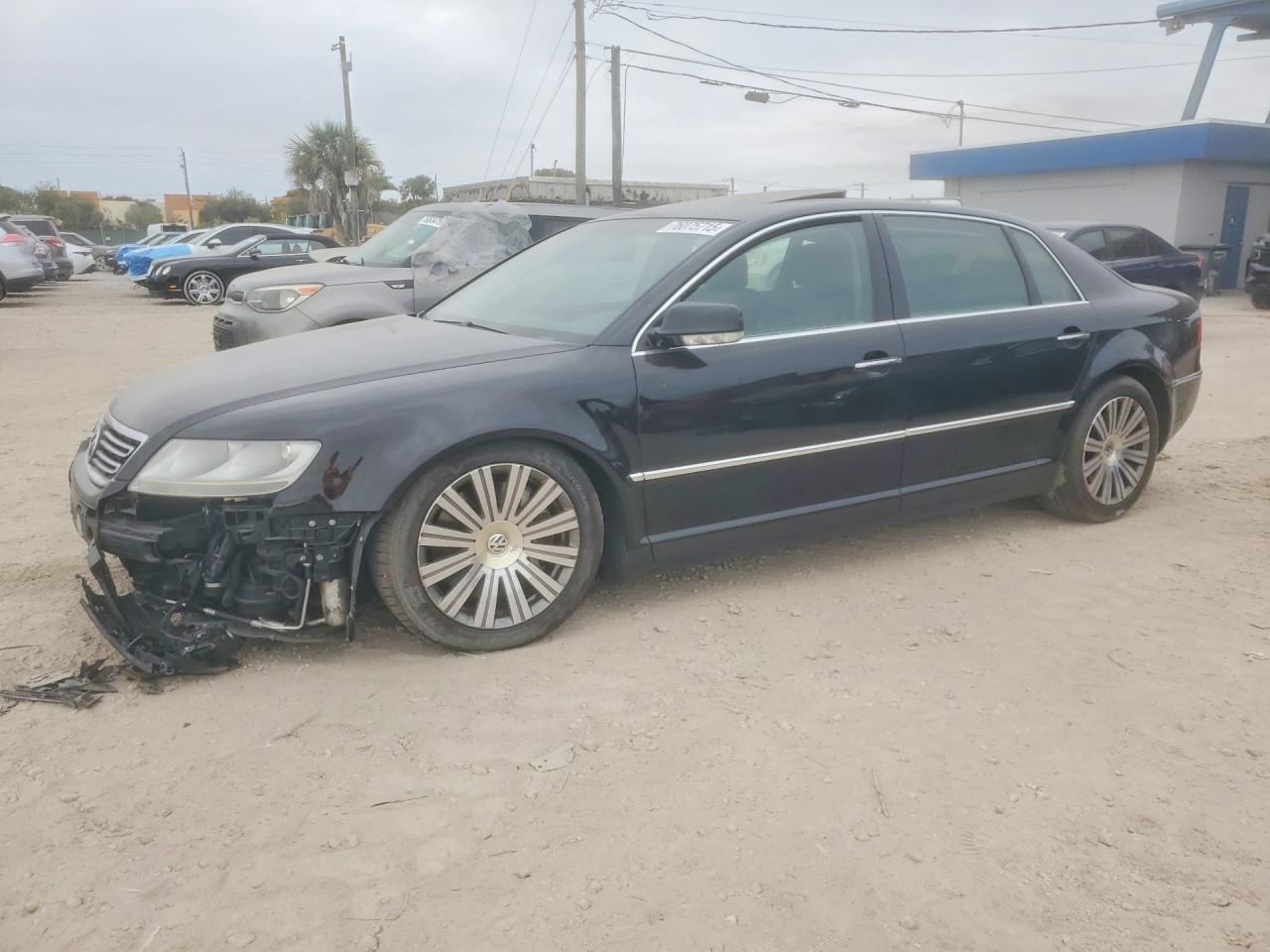 2005 Volkswagen Phaeton, VIN WVWAF93D358000220 — Front end